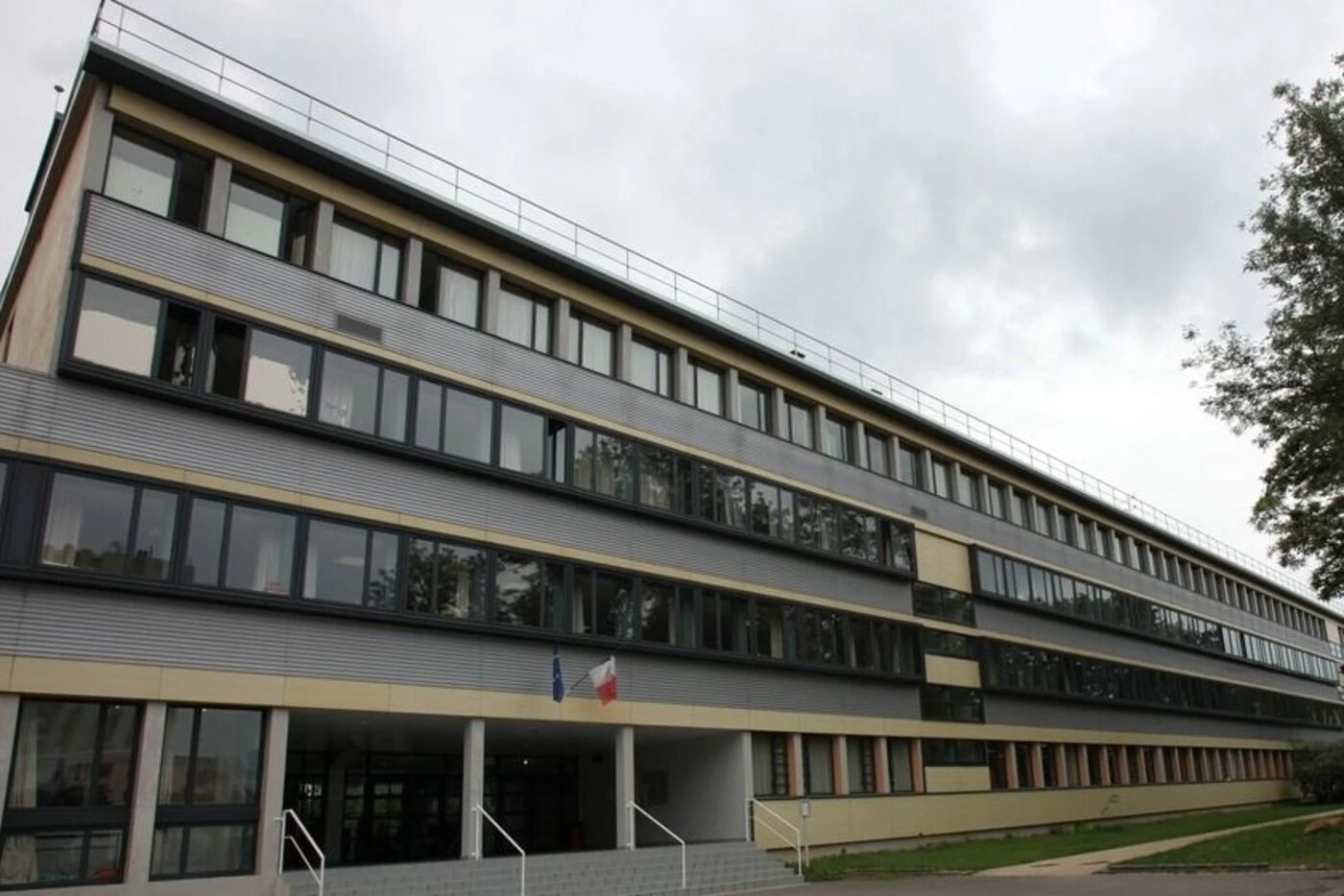 « L’infirmière et un enseignant ont porté les premiers secours » : à Montereau, une lycéenne se défenestre en plein cours