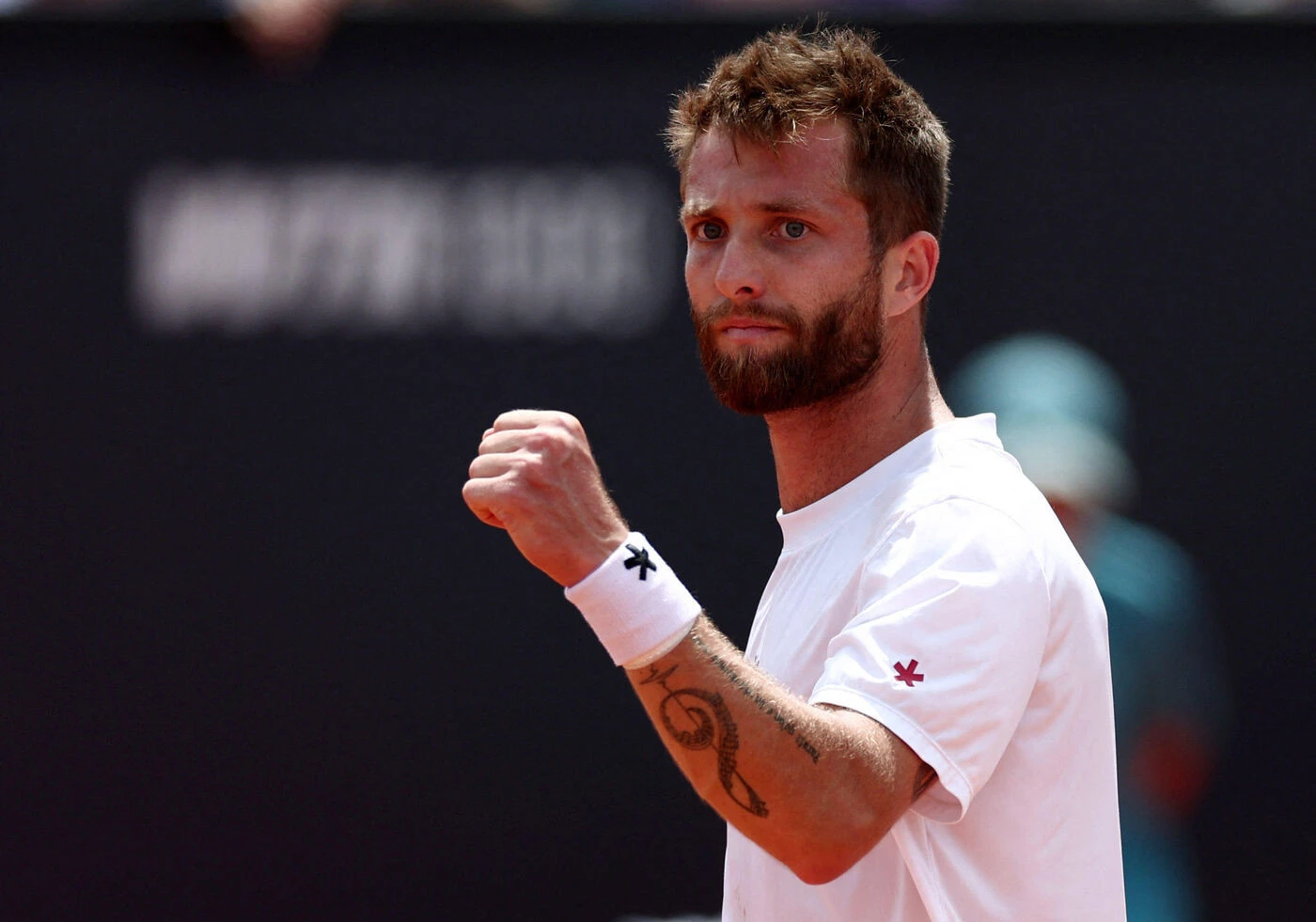 « Mon meilleur match sur terre battue » : Corentin Moutet s’offre le 10e mondial Rune après 3h43 de jeu à Rome
