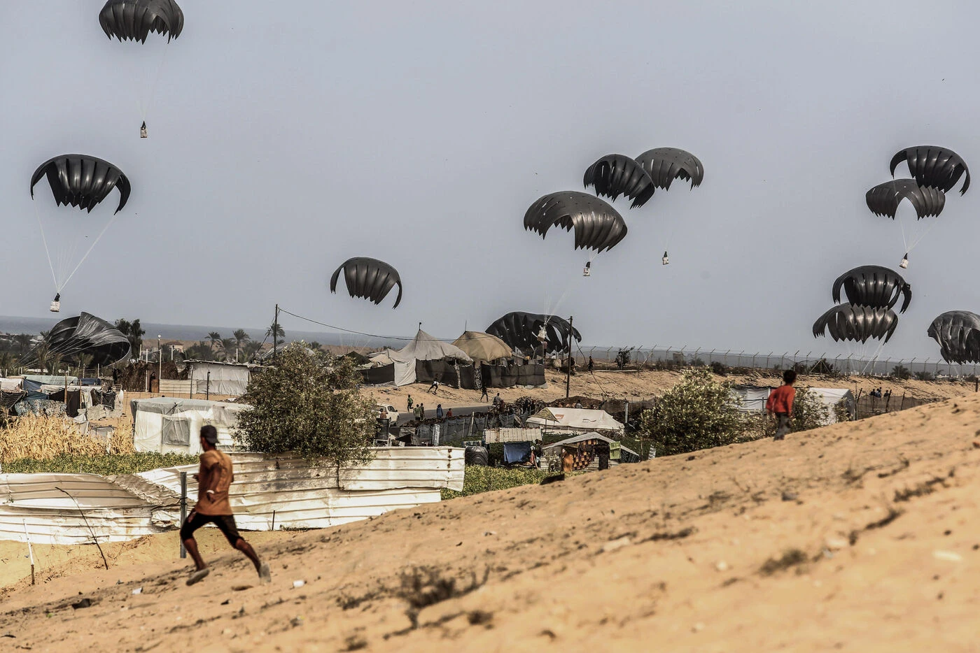 « La mission est périlleuse » : comment vont se dérouler les largages humanitaires français à Gaza