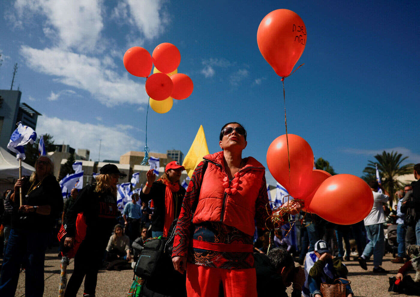 Corps des Bibas rendus à Israël : pourquoi de nombreux comptes se couvrent d’orange sur les réseaux sociaux