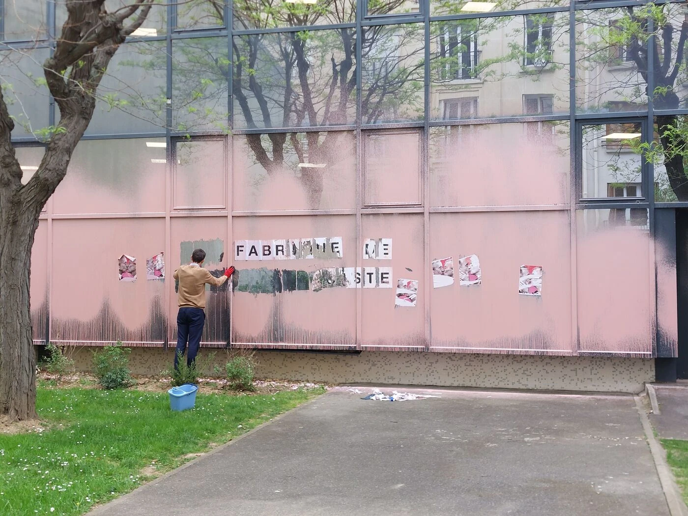 Paris : la façade d’une école de journalisme dégradée