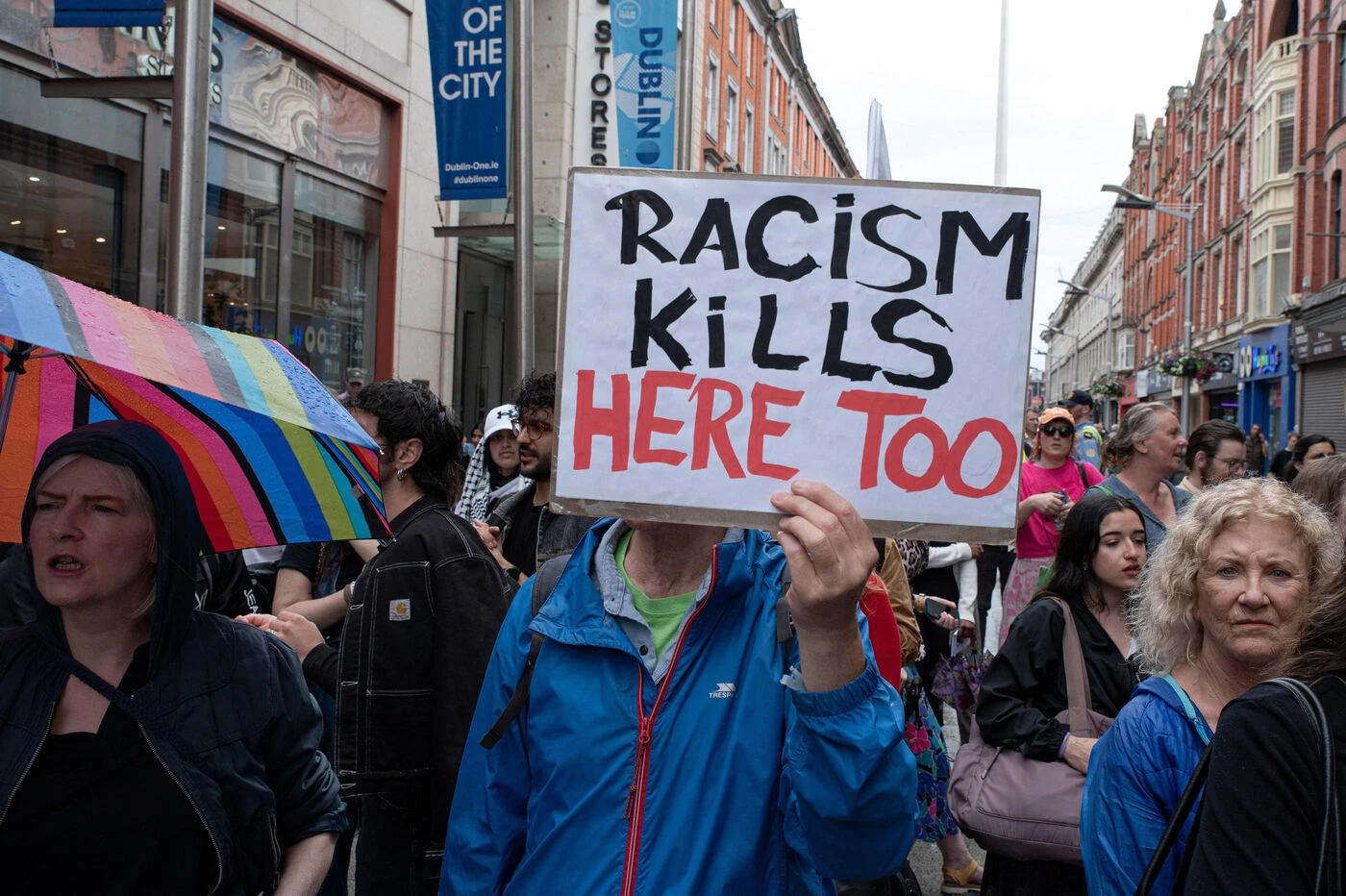 « Il faut que justice soit faite » : manifestation à Dublin après la mort d’un Congolais immobilisé par des agents de sécurité