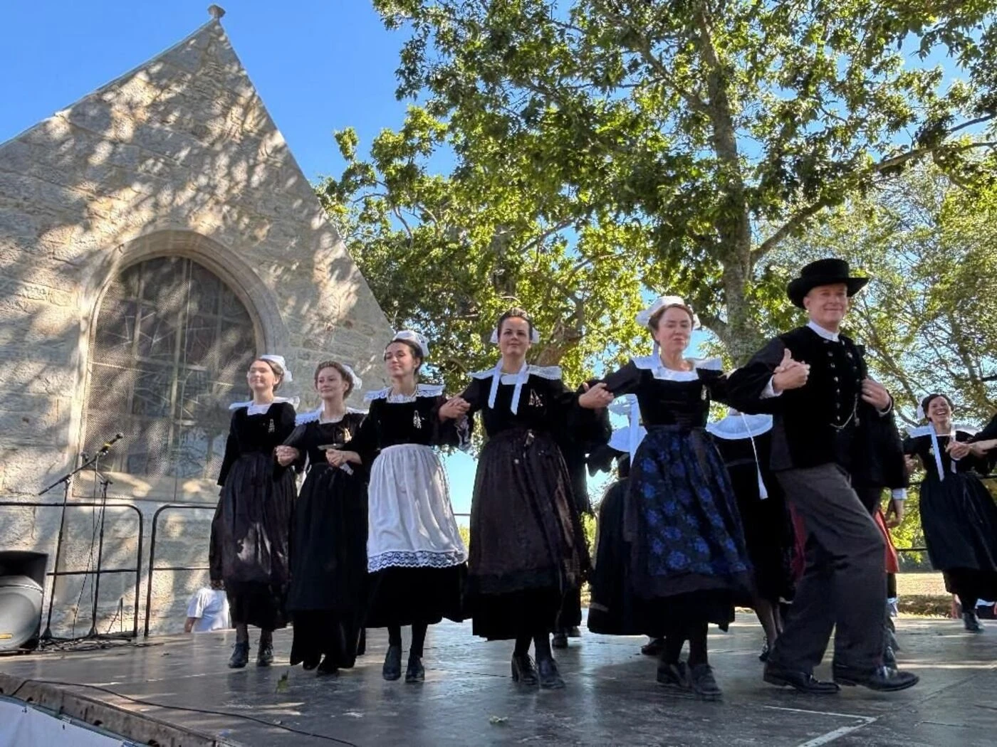 « Pas de frange, c’est anachronique » : les gardiens des traditions bretonnes veillent sur le défilé des Filets Bleus