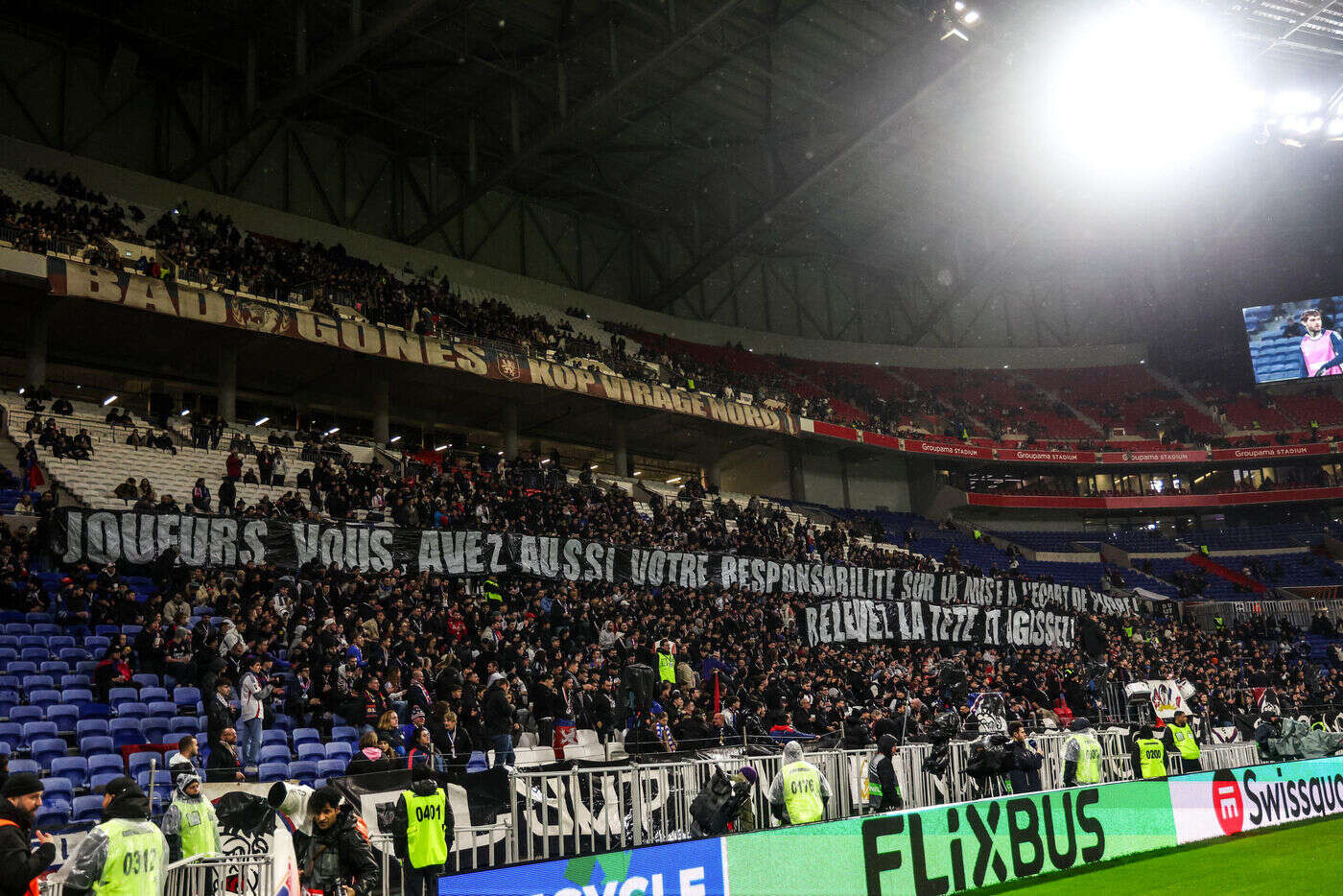 « Pierre Sage, nous te donnons notre respect éternel » : l’hommage des supporters de l’OL à leur ancien coach