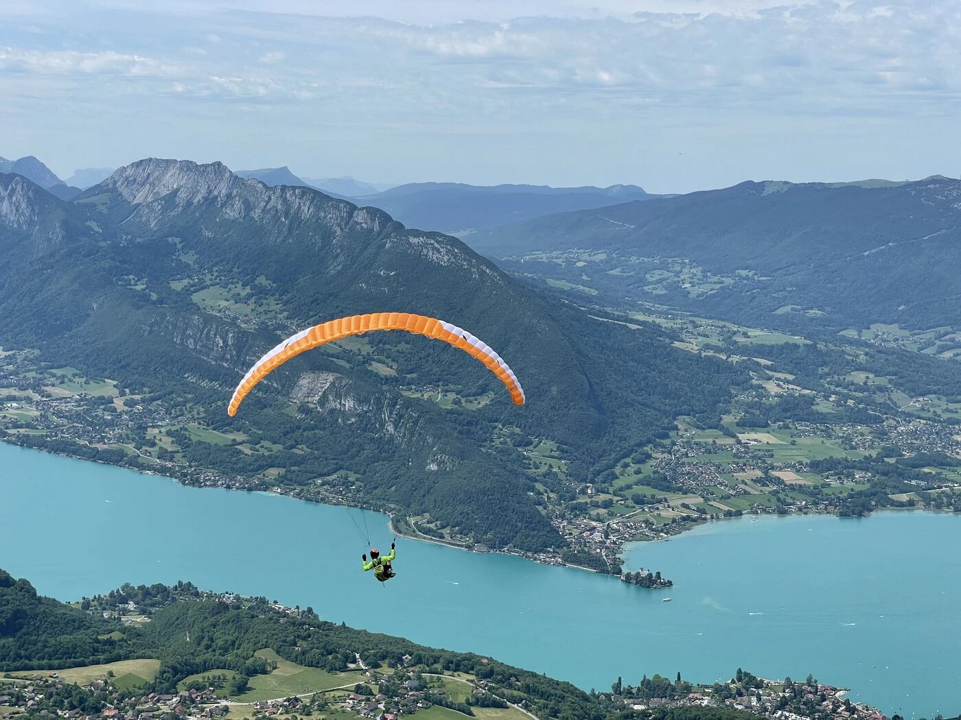 Lac d’Annecy : le parachute de secours ne s’ouvre pas, un parapentiste décède après une chute de 200 mètres