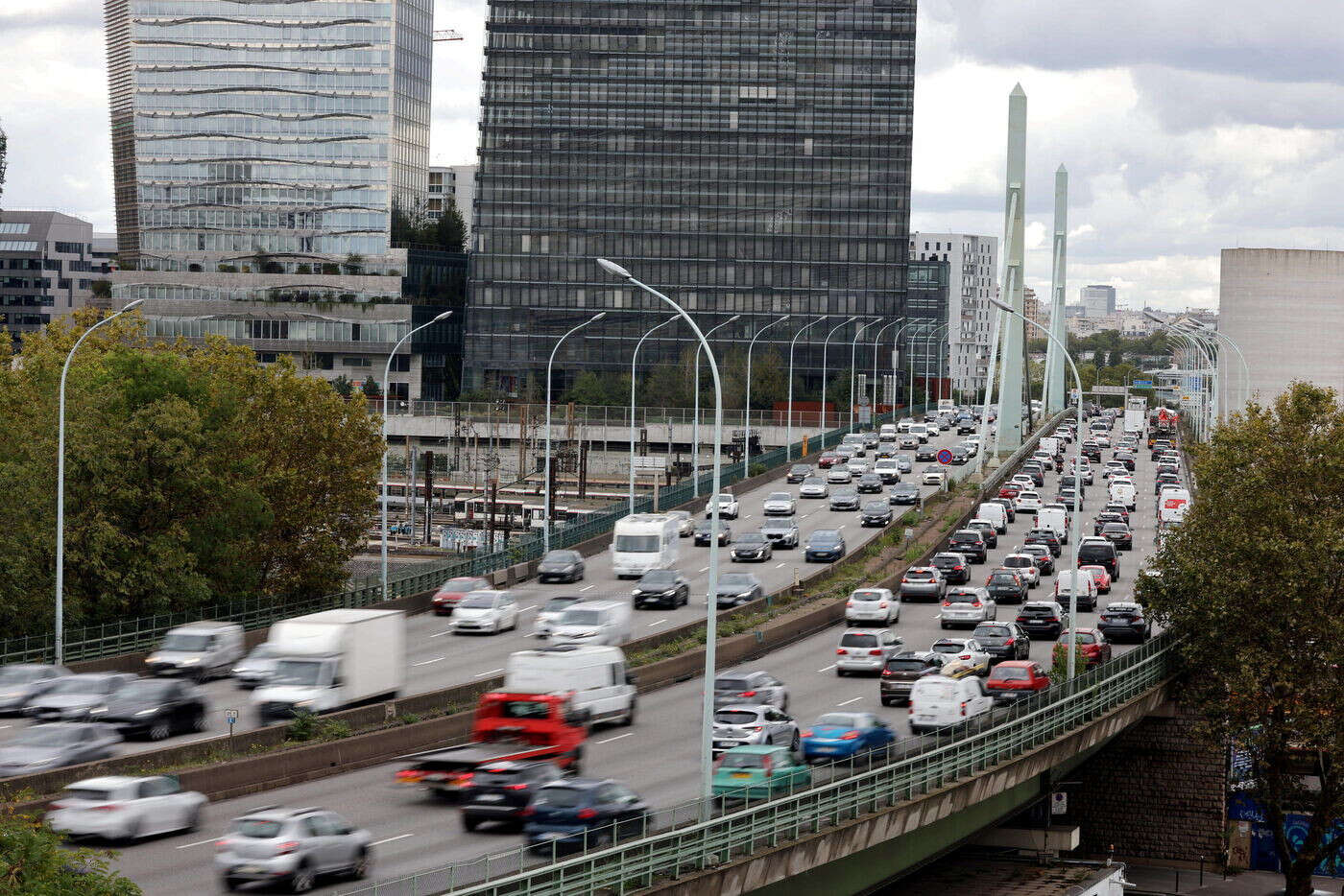 Voies réservées au covoiturage : respect mitigé du nouveau dispositif et 360 km de bouchons sur le périphérique