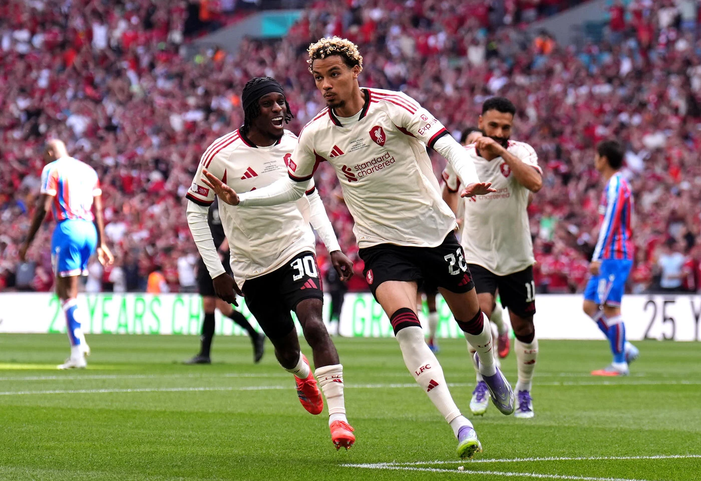 Liverpool-Crystal Palace : les images du premier but d’Ekitike, décisif lors du Community Shield
