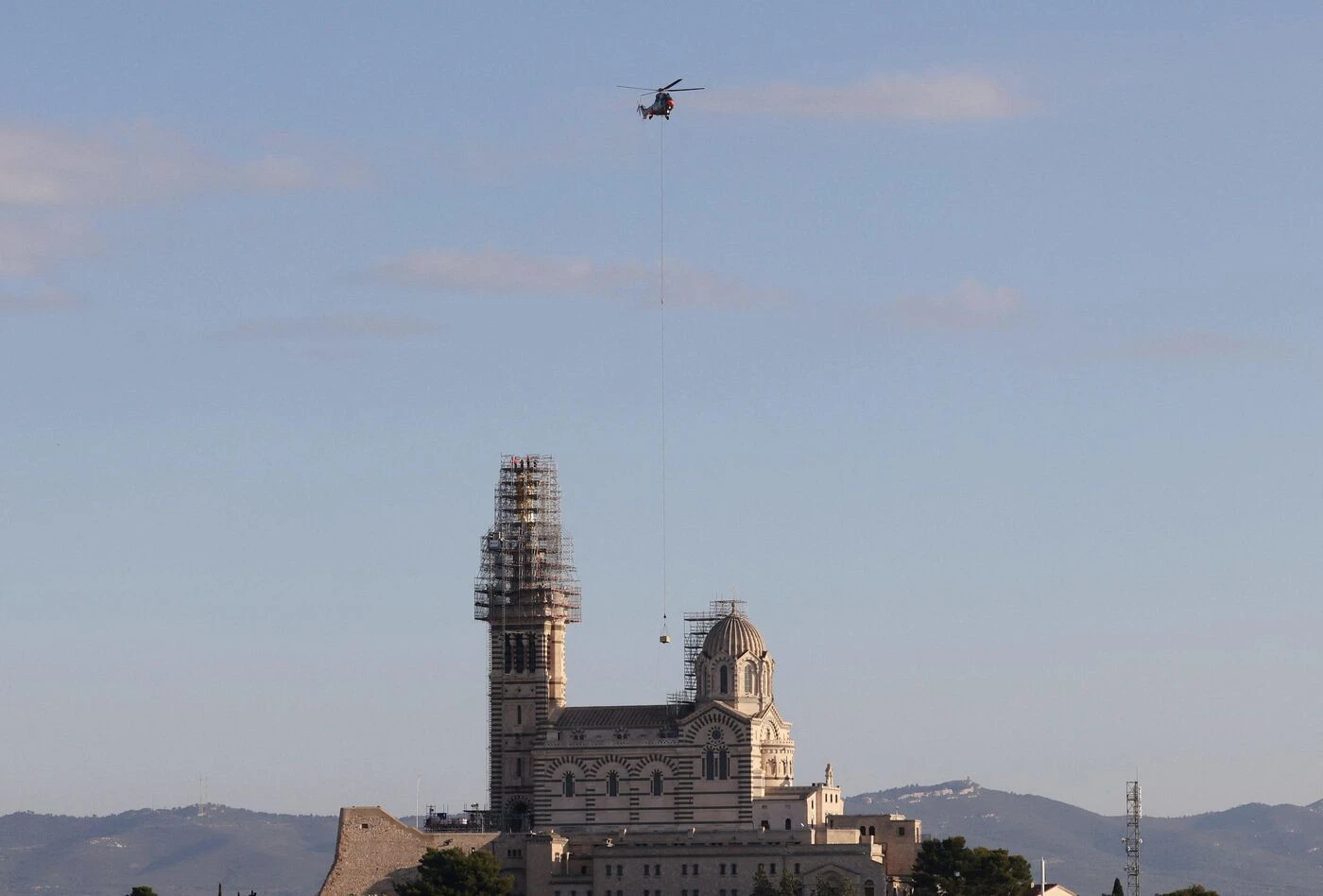 «Un moment historique» : la Bonne Mère de Marseille retrouve sa couronne par hélicoptère