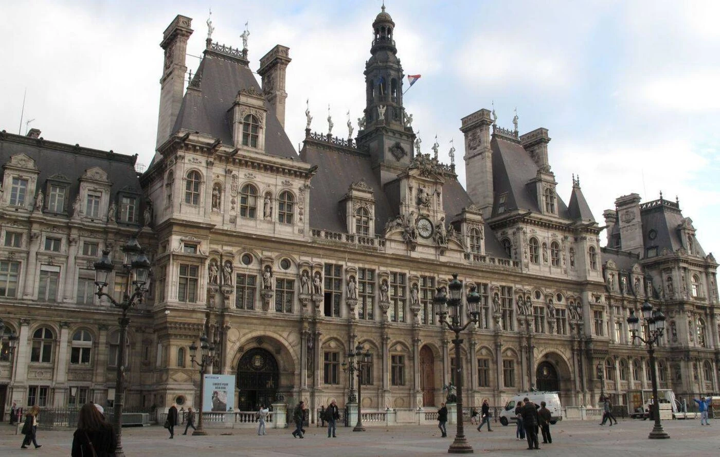 « Nous sommes prêts à rester le temps qu’il faudra » : à Paris, quelque 200 migrants prêts à dormir devant l’Hôtel de Ville