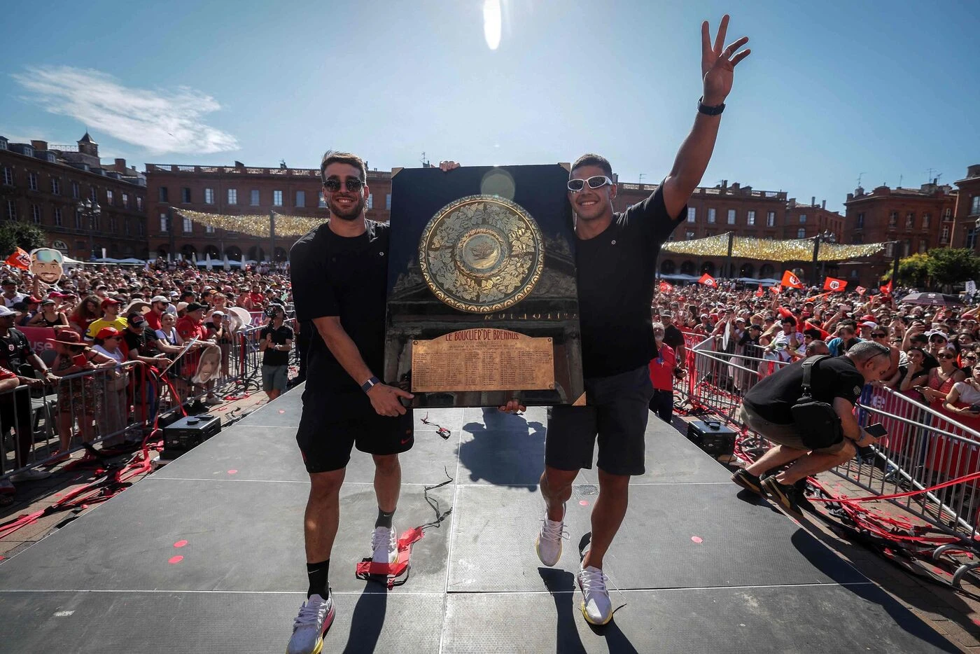 « Blasé ? Oh là, non jamais ! » : les fans du Stade Toulousain défient la chaleur pour célébrer leurs champions
