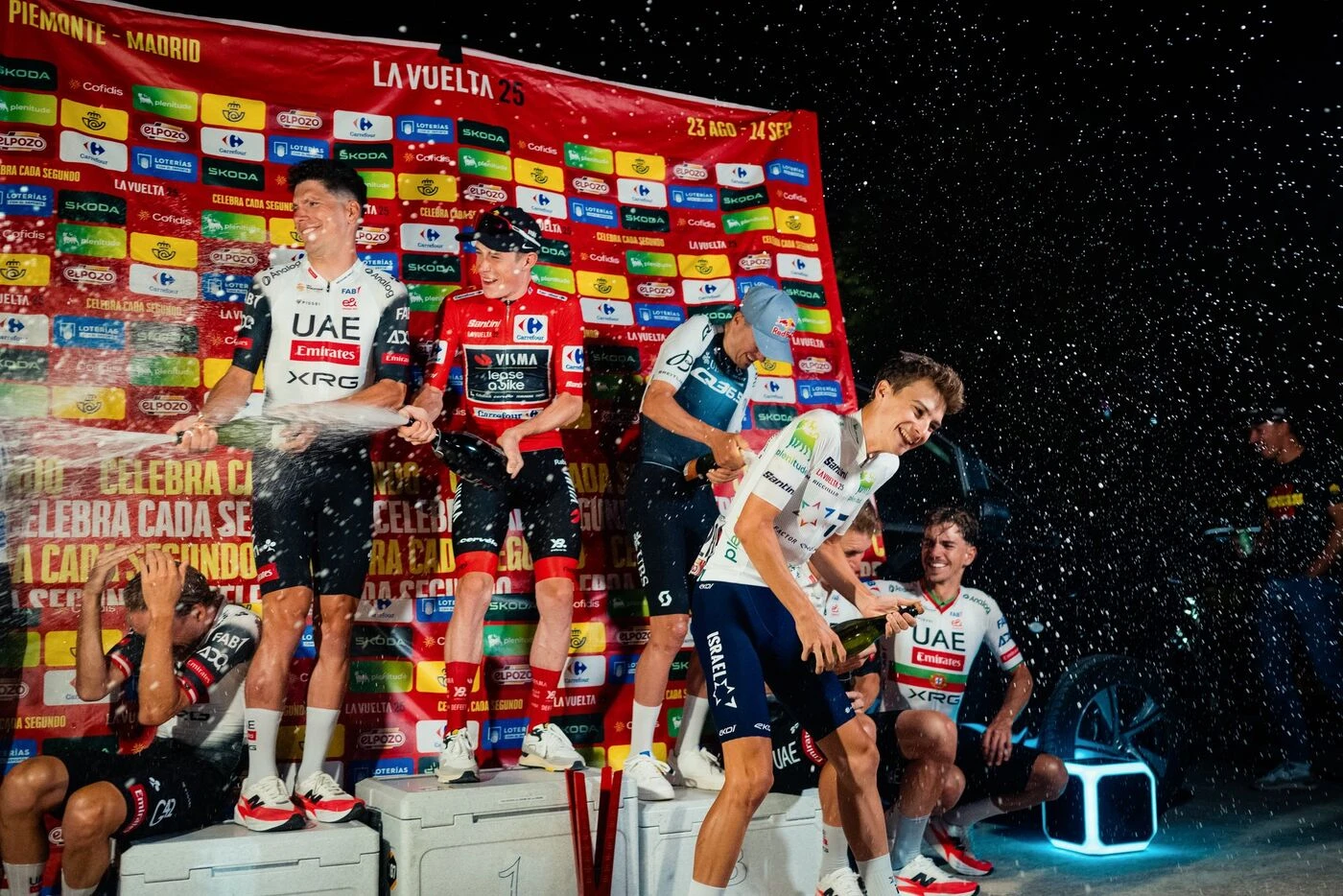Glacières, parking et champagne dans la nuit... Les images de l’improbable podium final de la Vuelta à Madrid