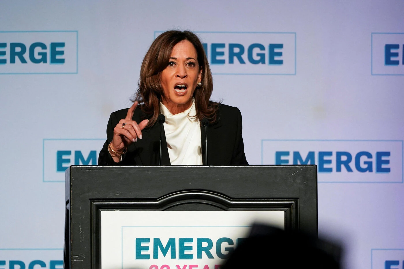 Kamala Harris critique le début de mandat « égoïste » de Donald Trump et appelle les Américains à ne pas se laisser « berner »