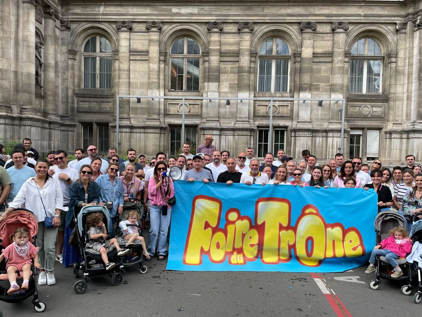 Paris : pommes d’amour et peluches devant l’Hôtel de Ville, les forains de la Foire du Trône appellent à l’aide