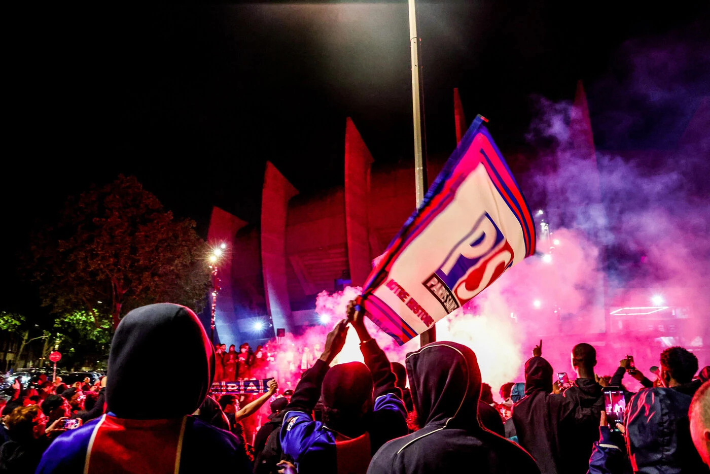 PSG-Arsenal : « Budapest on arrive », les supporters parisiens ont enflammé la capitale dans un impressionnant cortège à deux-roues