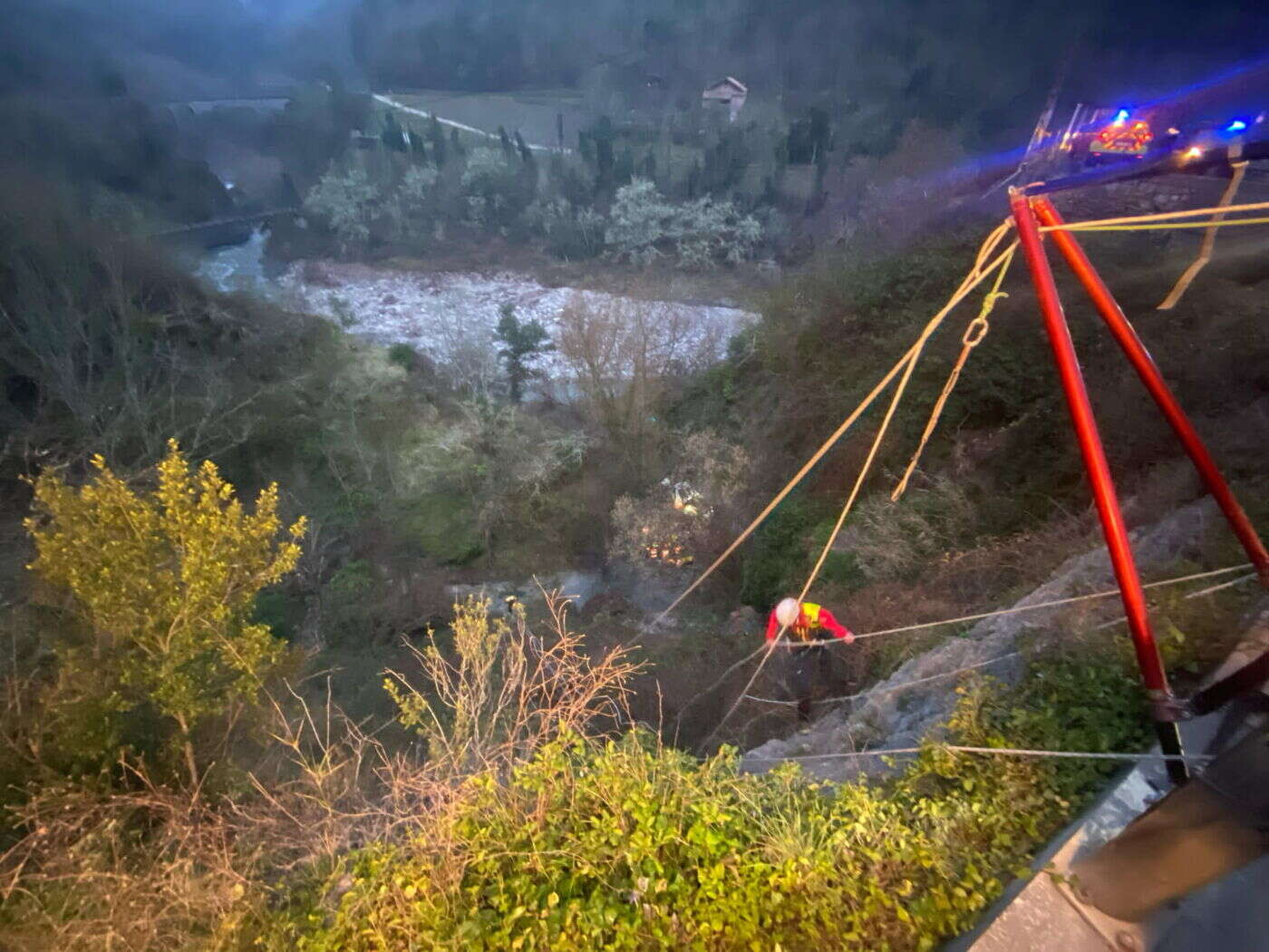 Une voiture tombe dans un ravin dans les Alpes-Maritimes, mort d’un jeune de 17 ans, trois autres blessés