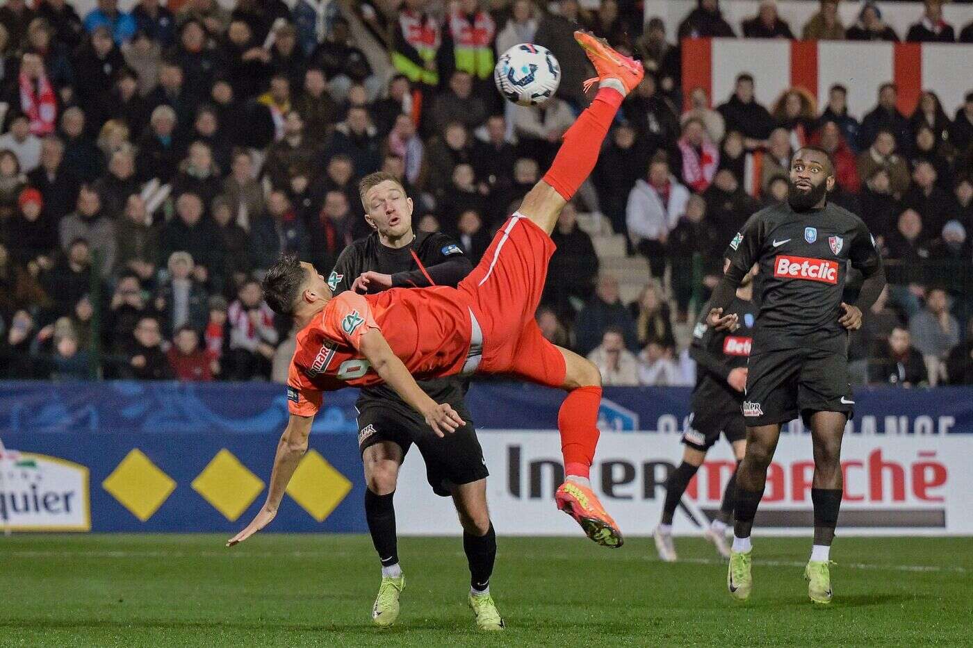 Cannes - Dives-Cabourg : la vidéo du sublime retourné du Cannois Domingues lors du 8e de Coupe de France