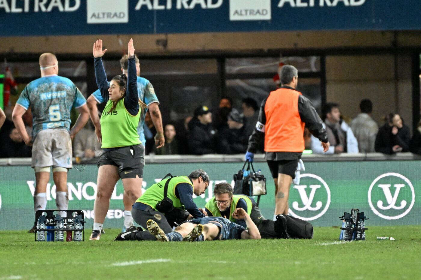 « Il était inconscient et il a convulsé » : l’arrière du Racing 92 Sam James à l’hôpital après un énorme KO