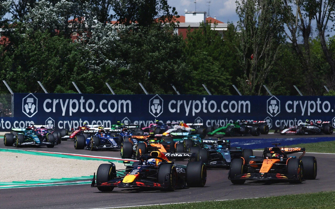 Formule 1, GP d’Émilie-Romagne : en tête dès le 3e virage, Max Verstappen s’impose devant les deux McLaren
