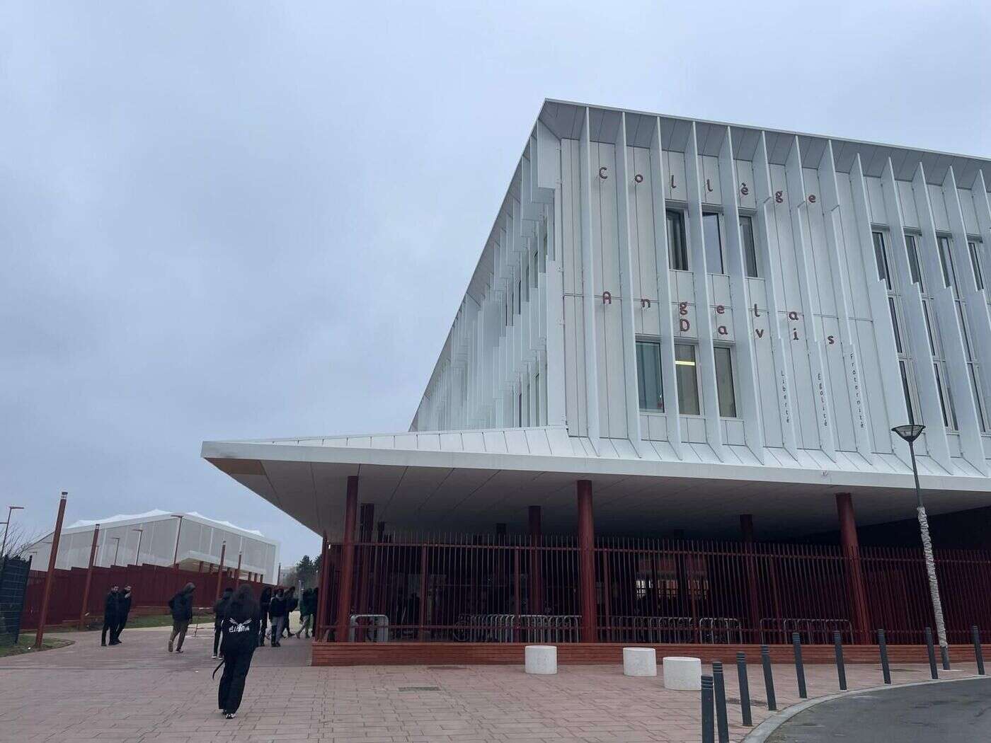 Collégien tabassé à Bobigny : le surveillant de 22 ans et son frère de 17 ans déférés pour violences et complicité de violences