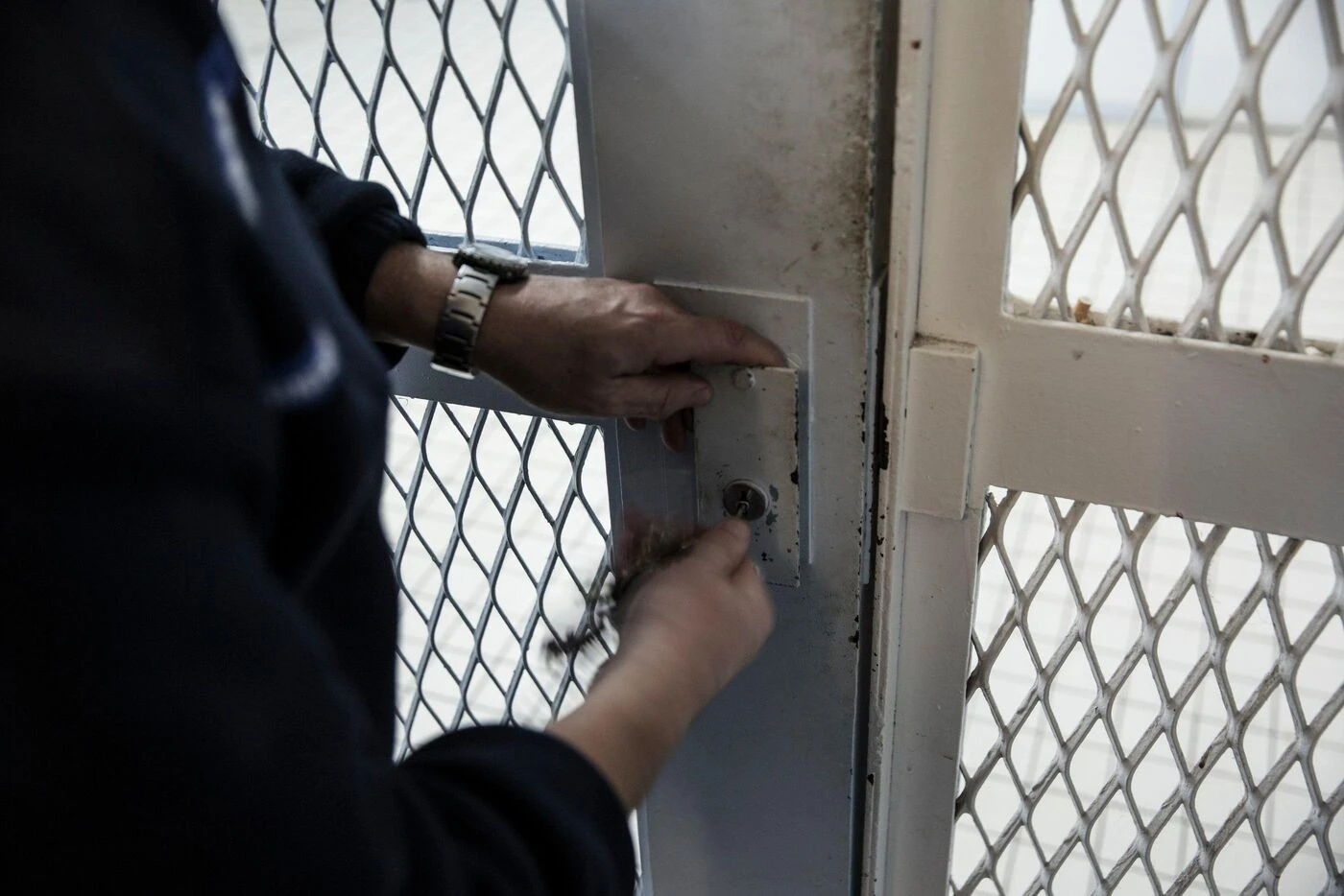 Appelés pour un décès, des policiers découvrent trois personnes séquestrées dans une cave depuis des années aux États-Unis