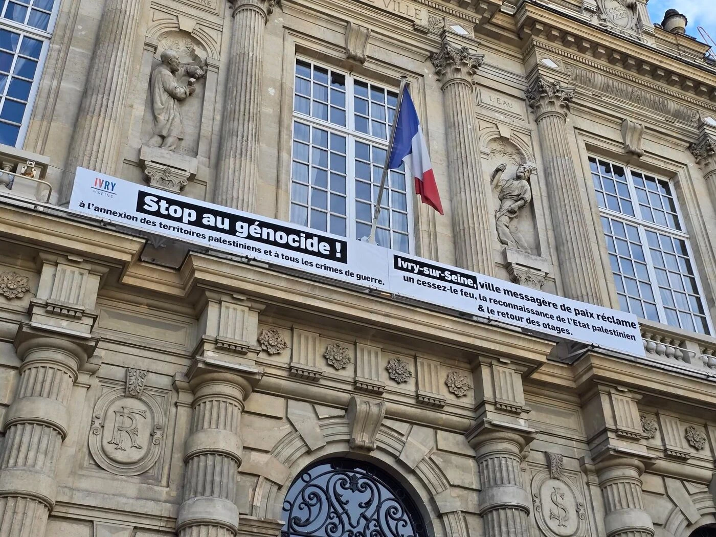 Ivry : la mairie refuse de retirer sa banderole dénonçant un génocide à Gaza