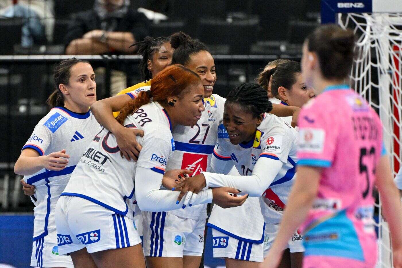 Euro féminin de handball : la France s’impose péniblement face à l’Espagne et valide sa qualification