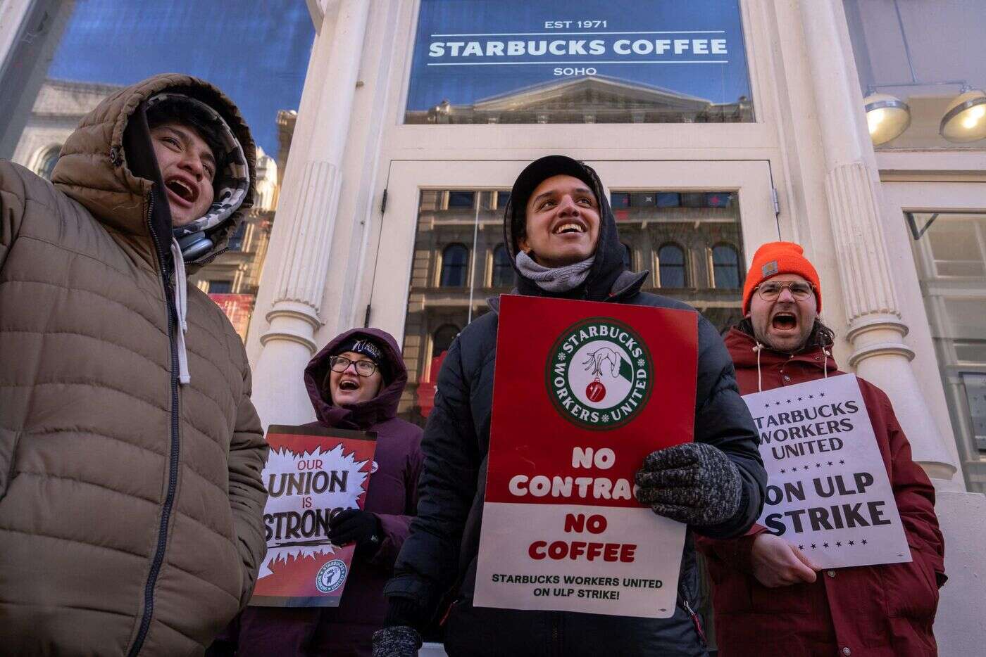 Pourquoi les employés de Starbucks font grève aux États-Unis, obligeant des dizaines de magasins à fermer leurs portes