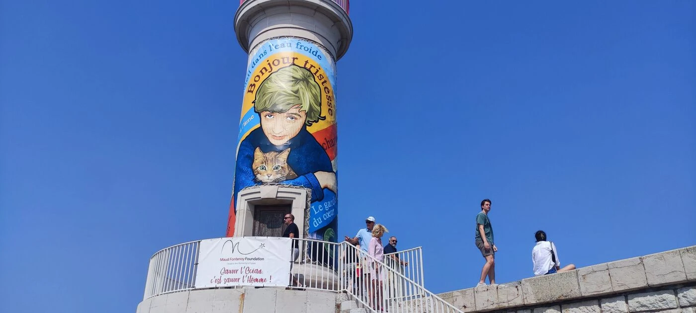 « Ça nous ramène aux années 1960 » : Françoise Sagan illumine le phare de Saint-Tropez