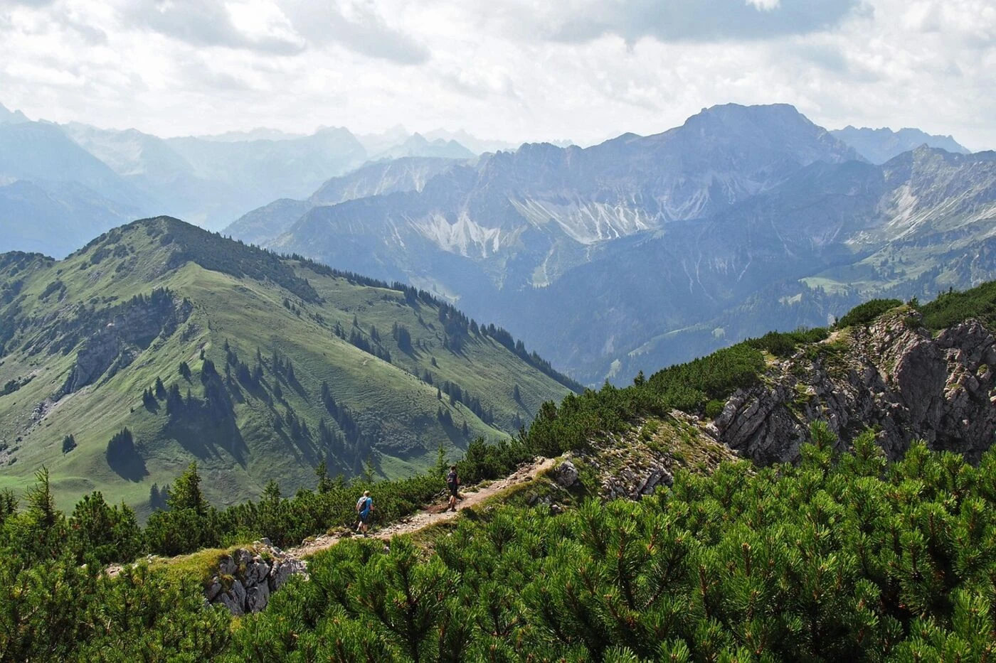 Un bébé de dix semaines survit à une chute de 50 m et à plusieurs tonneaux dans sa poussette lors d’une randonnée dans les Alpes
