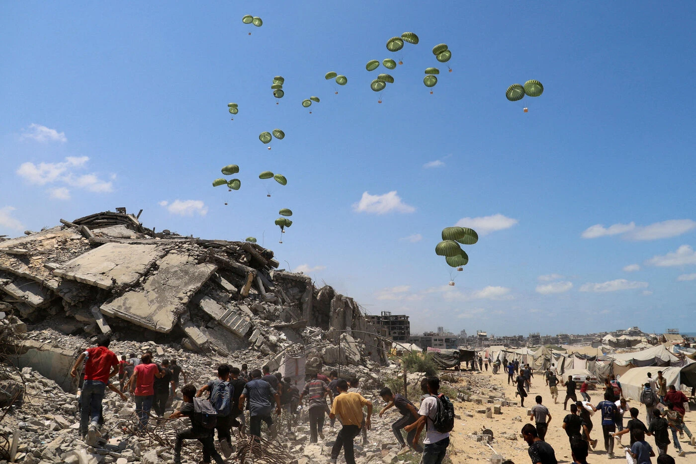 Chutes, bousculades... la Défense civile de Gaza s’inquiète des blessures et décès dus aux parachutages d’aide humanitaire