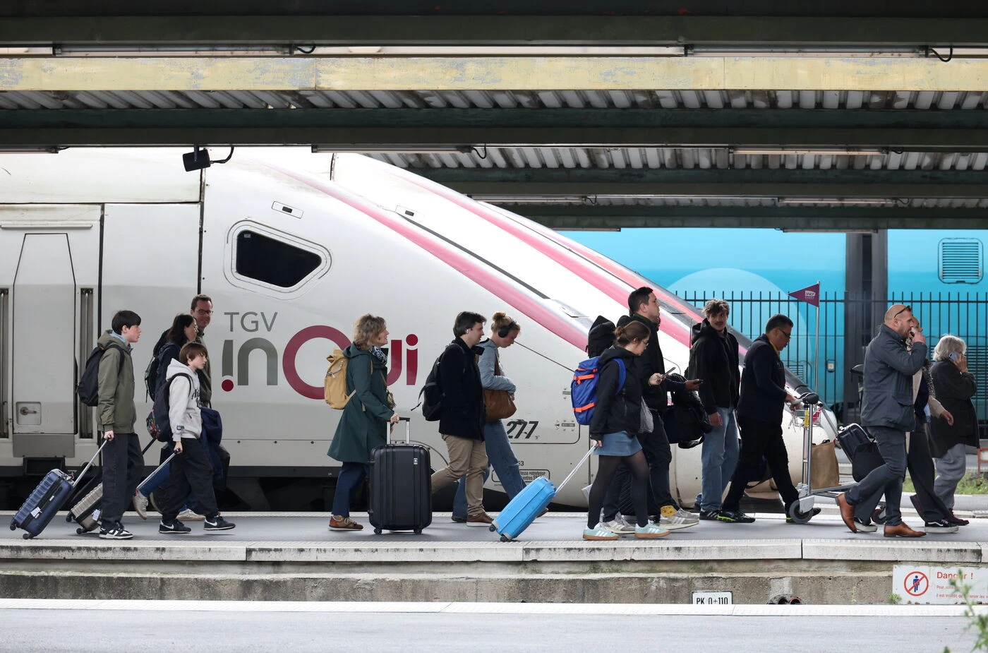 Un TGV Brest-Paris oublie un arrêt : 80 passagers restent à quai et 10 ne peuvent en descendre