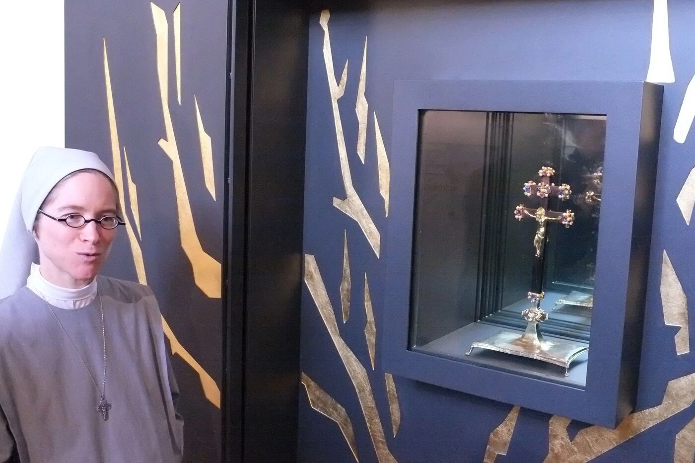 On a retrouvé l’ancêtre de la croix de Lorraine : la Vraie-Croix d’Anjou désormais exposée au public