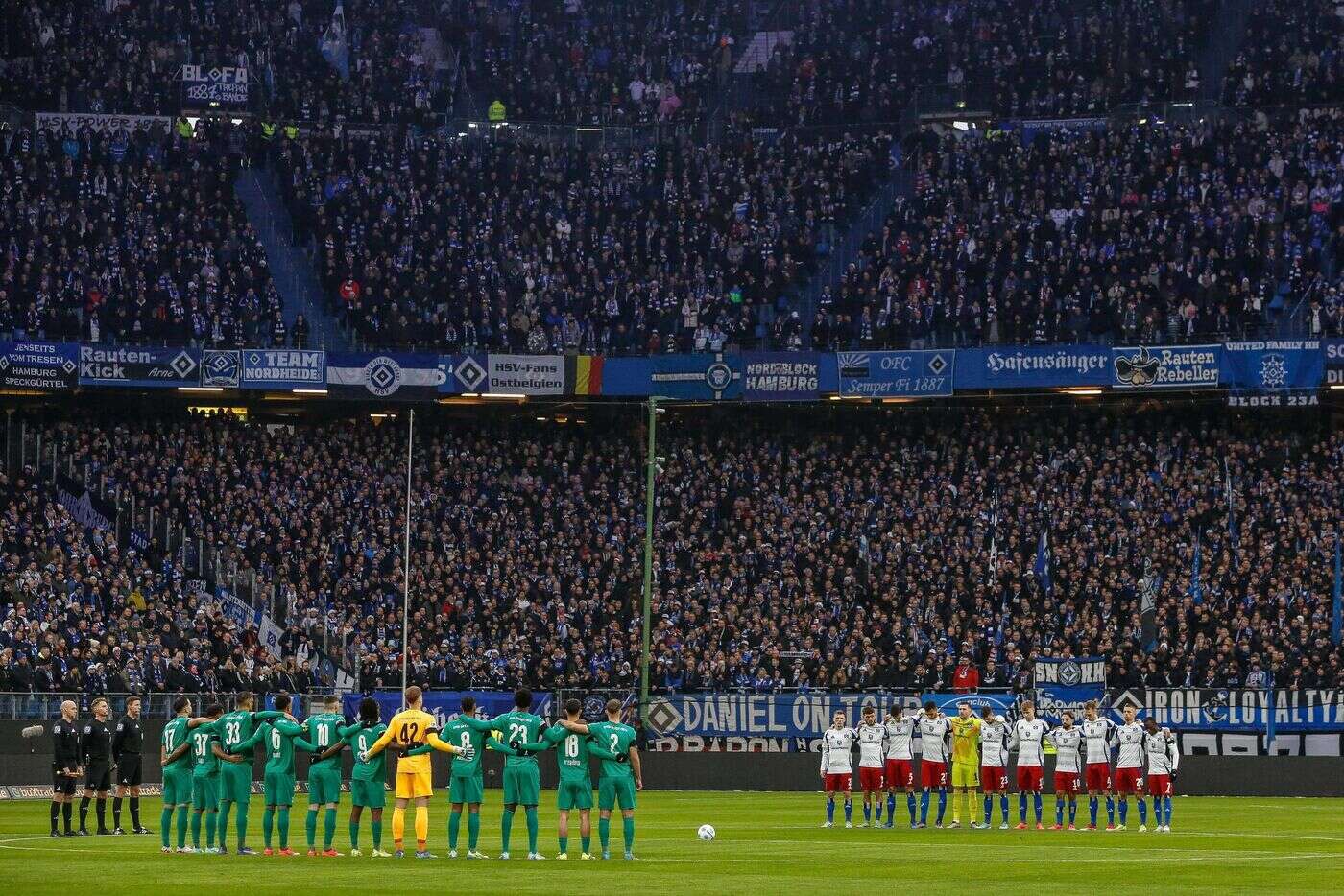 « L‘Allemagne aux Allemands », un spectateur interrompt une minute de silence avec un slogan d’extrême droite