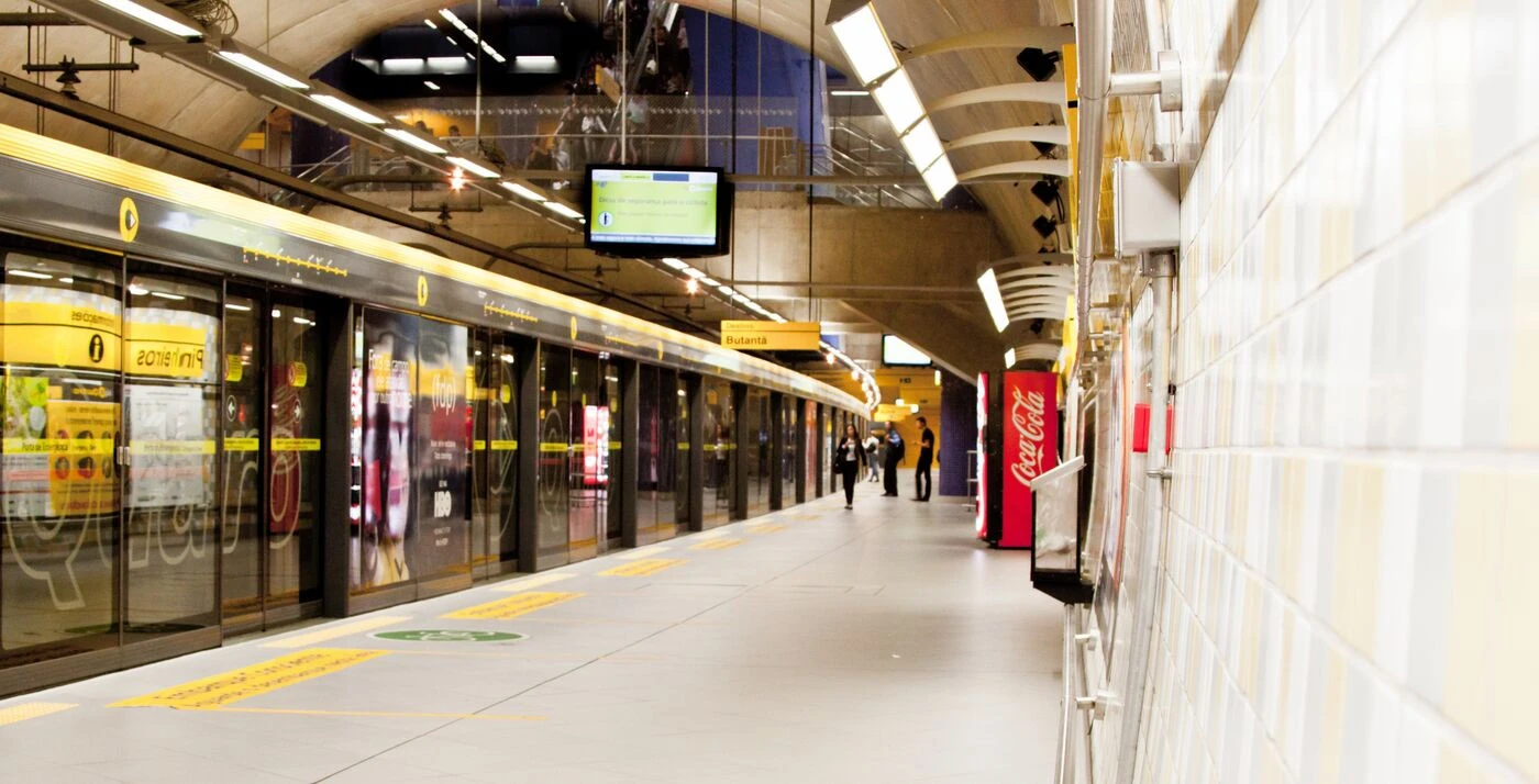 Piège mortel dans le métro brésilien : un passager meurt coincé entre le wagon et la vitre de sécurité du quai