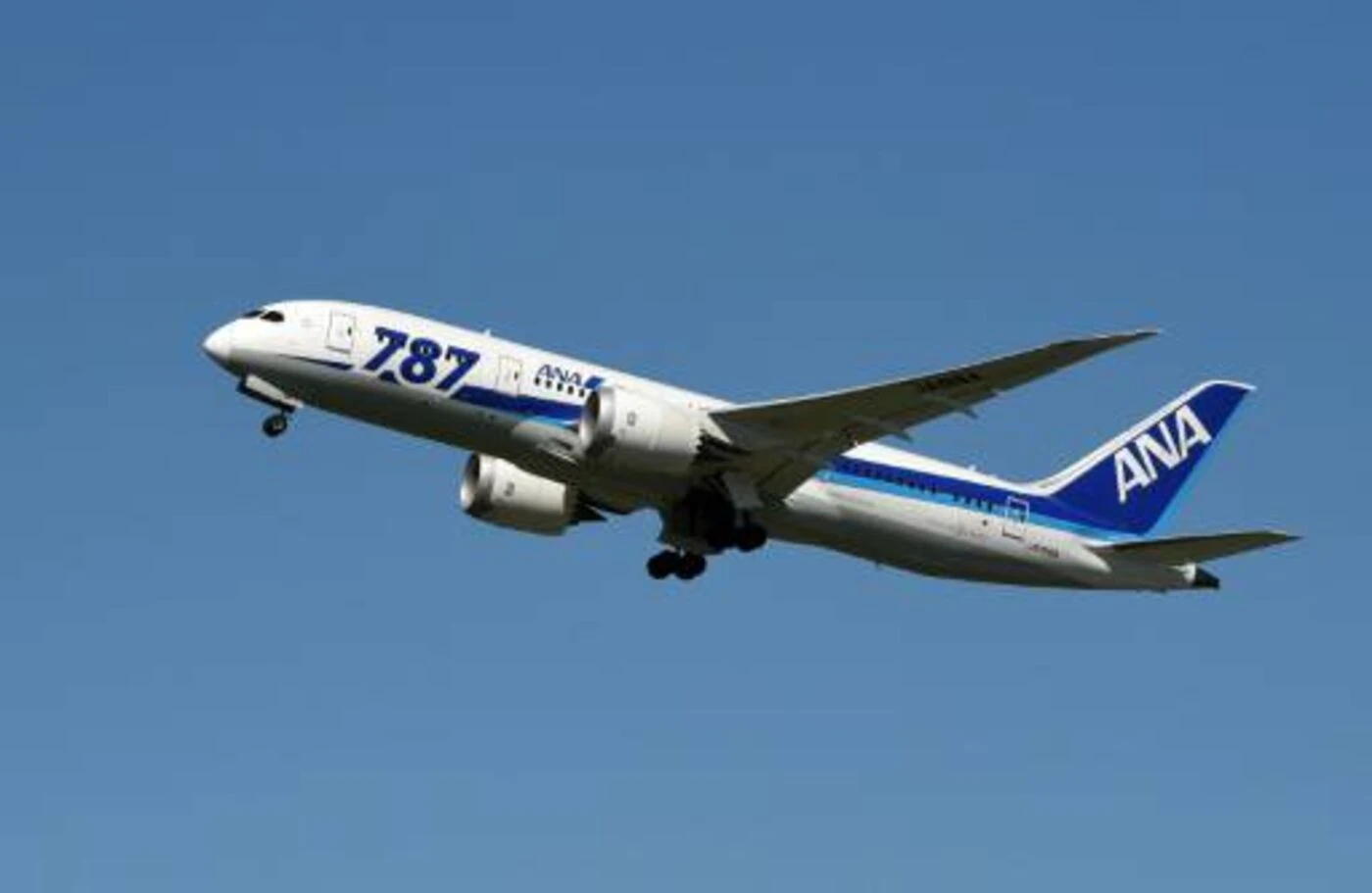 « Un passager a tenté d’ouvrir les portes de l’appareil en plein vol » : un homme arrêté pour avoir fait dérouter un avion