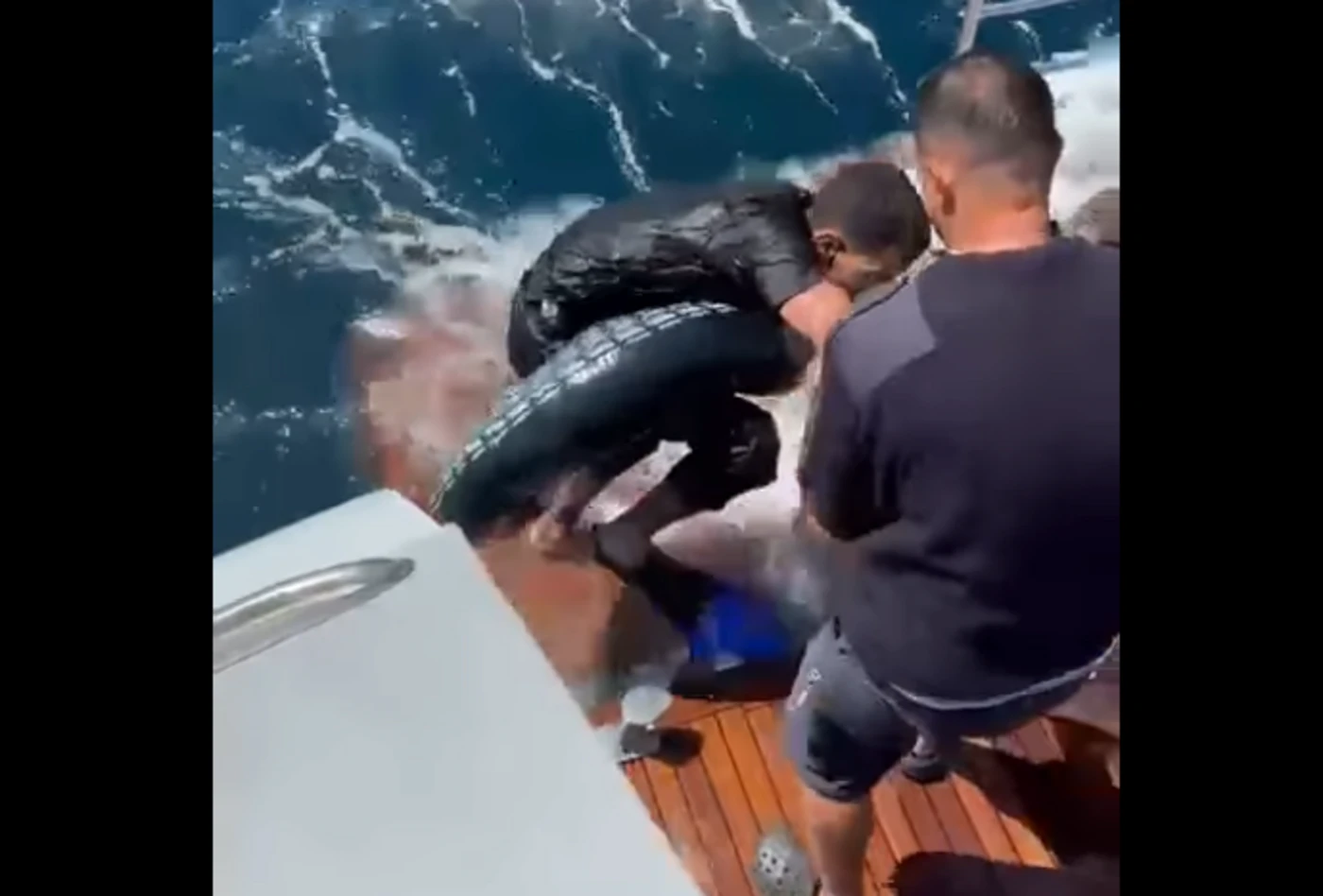 Une famille à bord d’un yacht sauve un homme qui tentait de rejoindre l’Espagne avec une bouée et des palmes