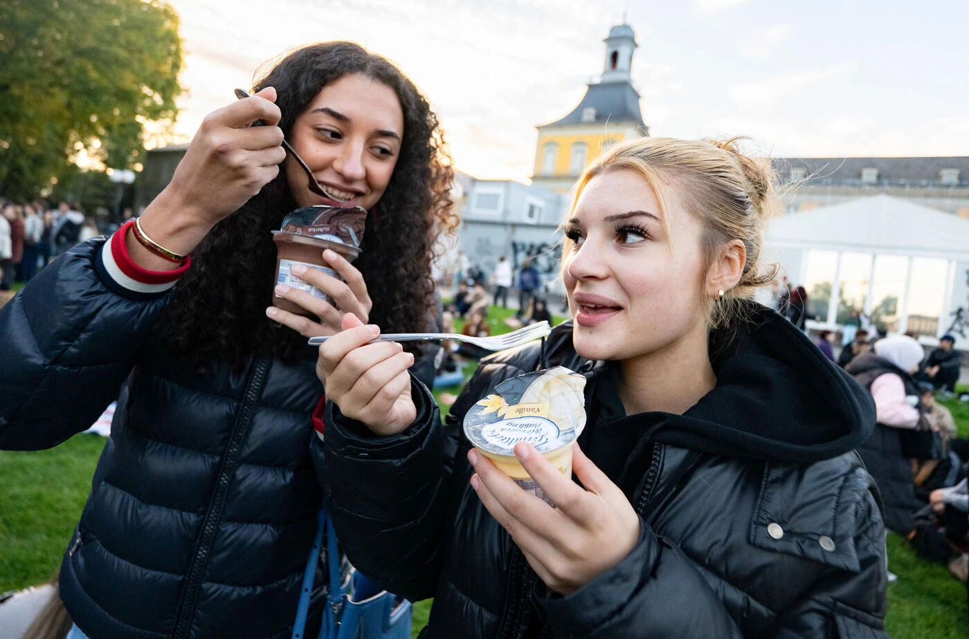 Manger du pudding avec une fourchette : la folle tendance TikTok venue d’Allemagne