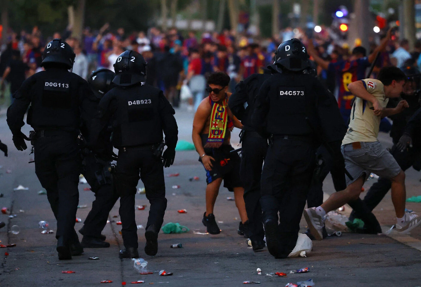 Barça-PSG : bonne ambiance avec les supporters parisiens, tensions avec la police côté barcelonais