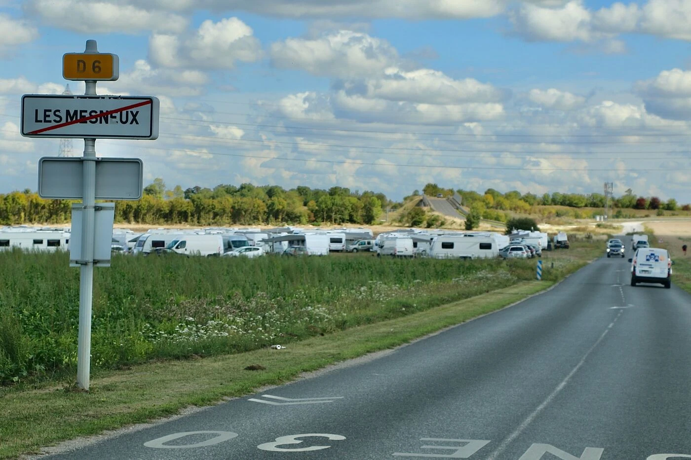 Deux cents caravanes s’installent… Ce village de la Marne voit sa population doubler en quelques minutes