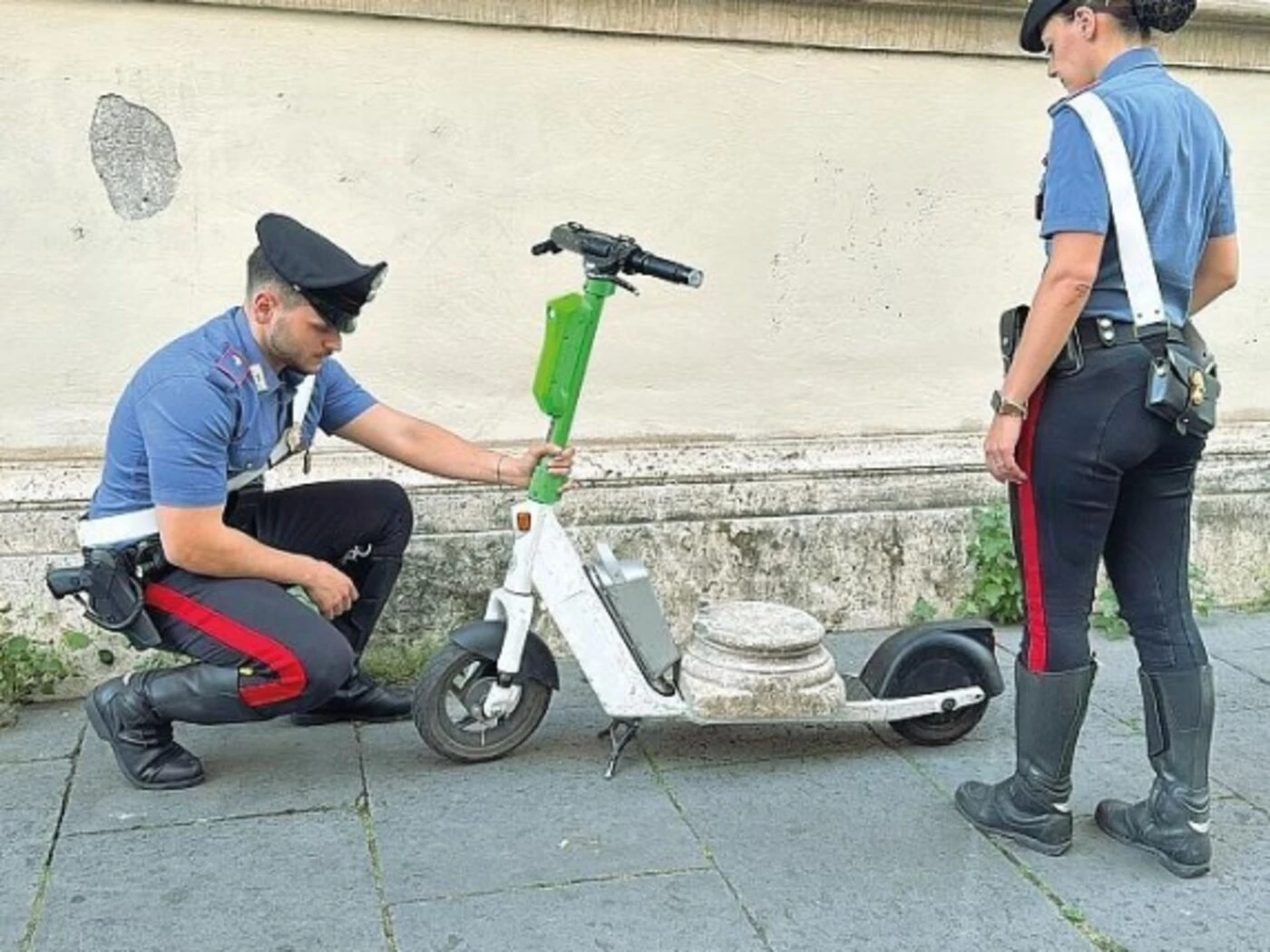 Un « souvenir » de 30 kg : un touriste arrêté en trottinette électrique à Rome après avoir volé un artéfact en marbre