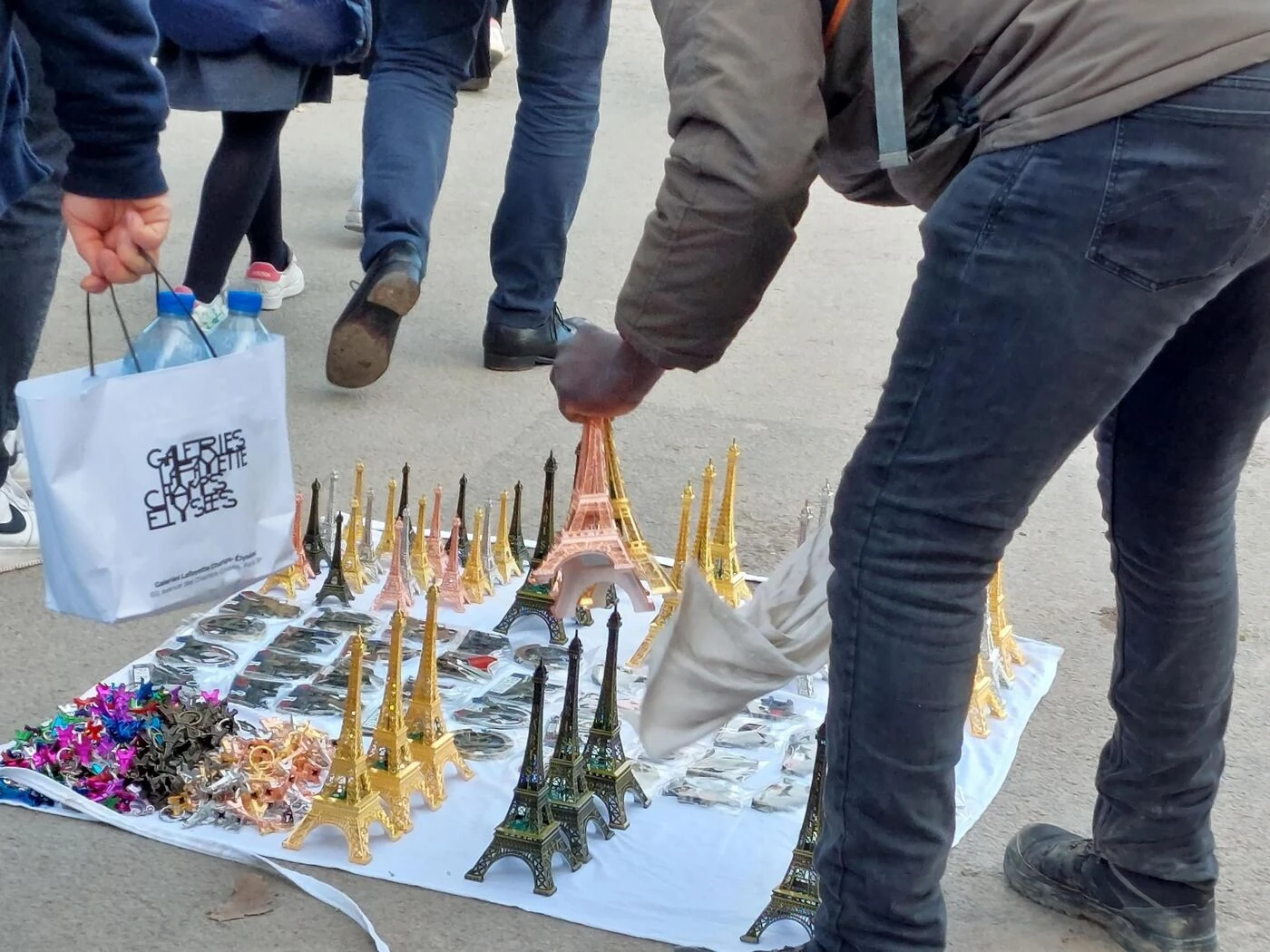 À Paris, un « meneur historique » de vendeurs à la sauvette de petites tours Eiffel interpellé
