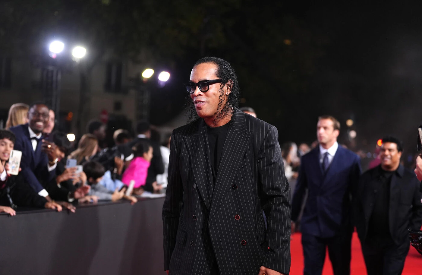 « Je ne sais pas encore qui va gagner » : Ronaldinho maintient le suspense avant de remettre le Ballon d’or