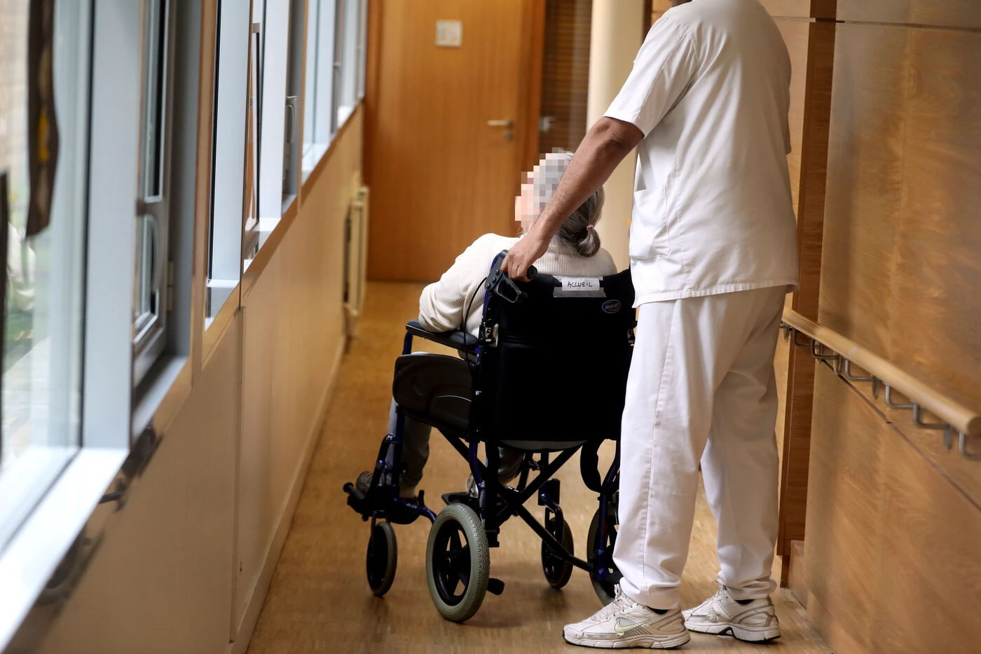 « Des faits de maltraitance graves » : une infirmière en Ehpad licenciée après avoir publié des vidéos dégradantes