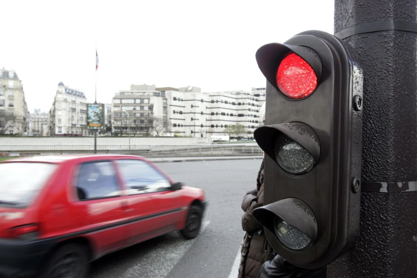 Rouge pendant 11 minutes, ce feu tricolore rend fous les automobilistes suisses