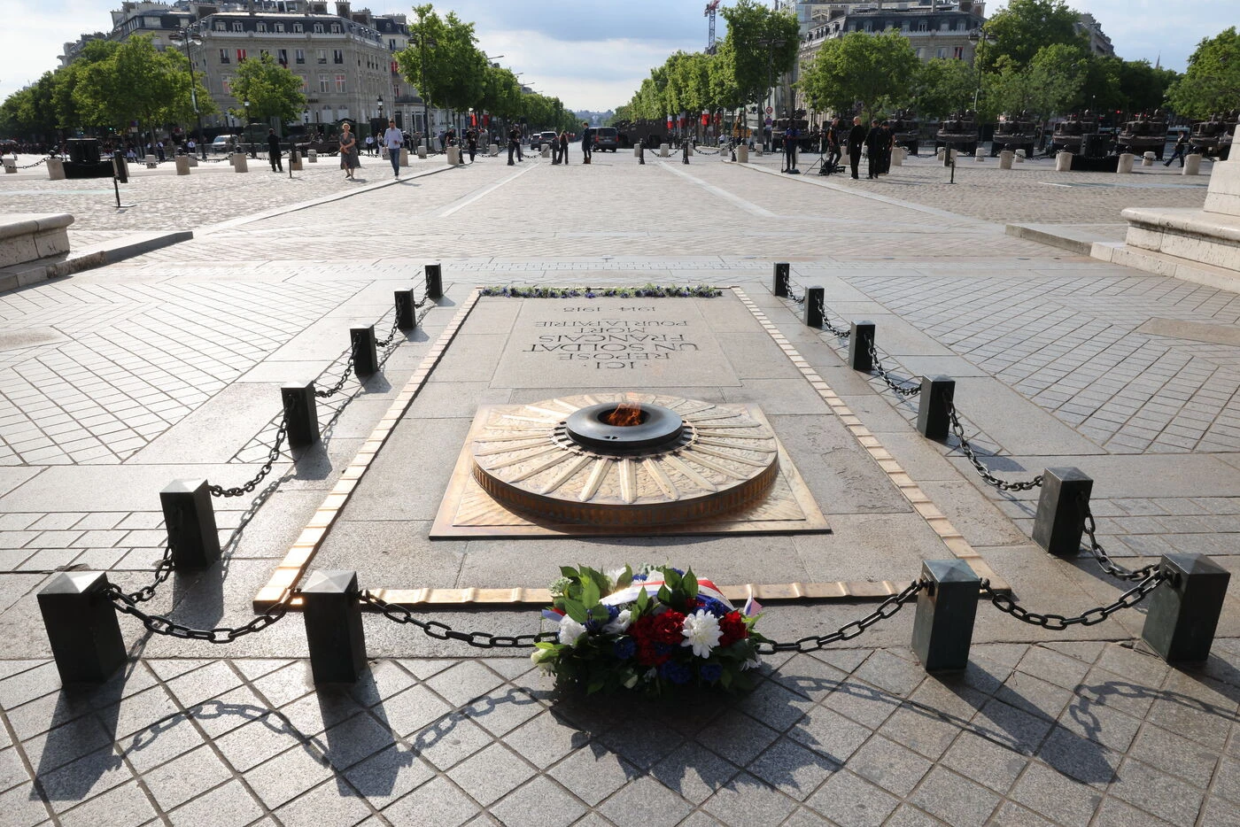 Paris : un homme allume sa cigarette sur la tombe du soldat inconnu