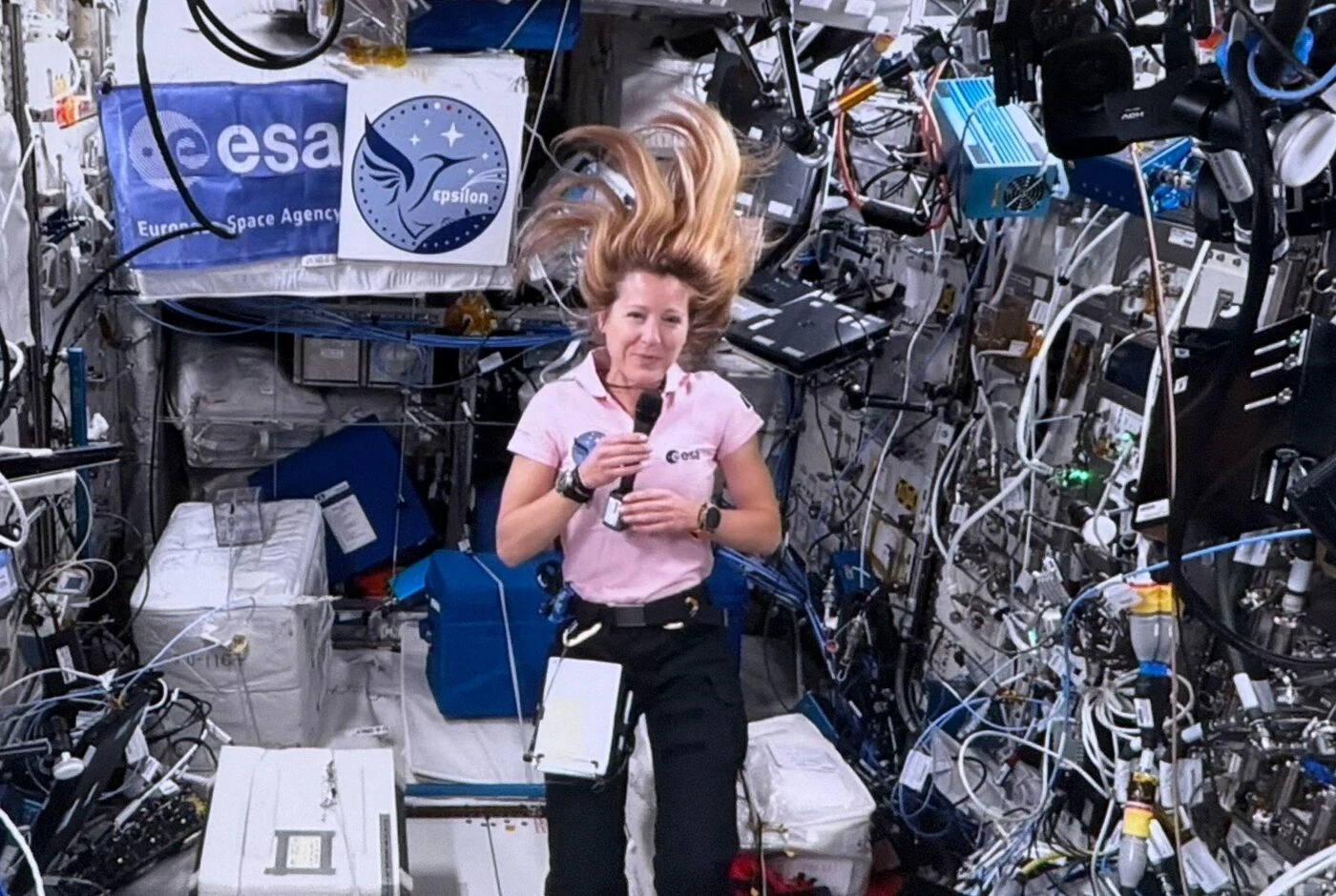 Toilettes pleines, maquillage et expériences… L’astronaute française Sophie Adenot raconte son quotidien dans l’ISS
