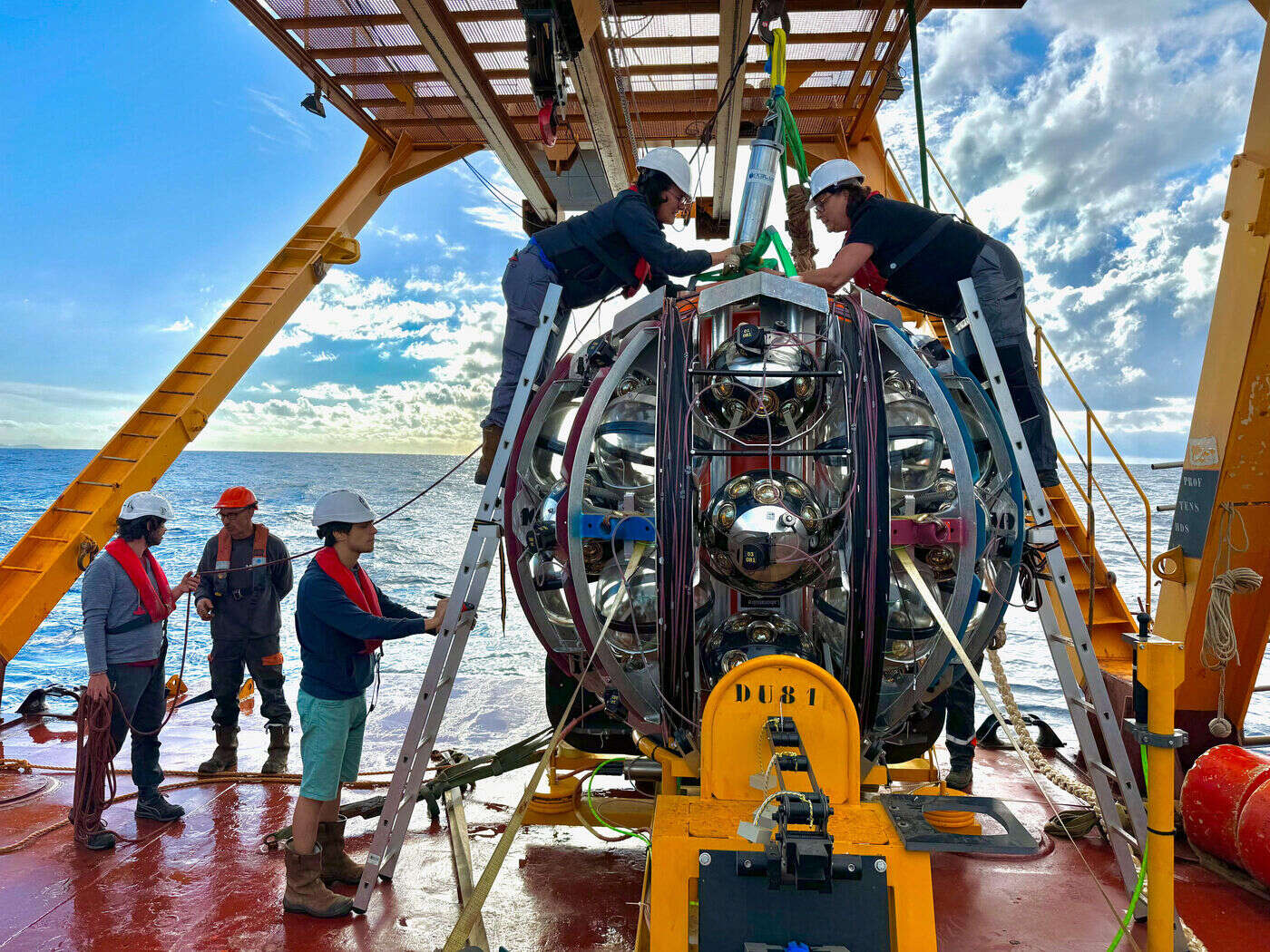 « Il ne vient pas de notre galaxie » : un neutrino, une particule élémentaire à l’énergie surpuissante, détecté en Méditerranée