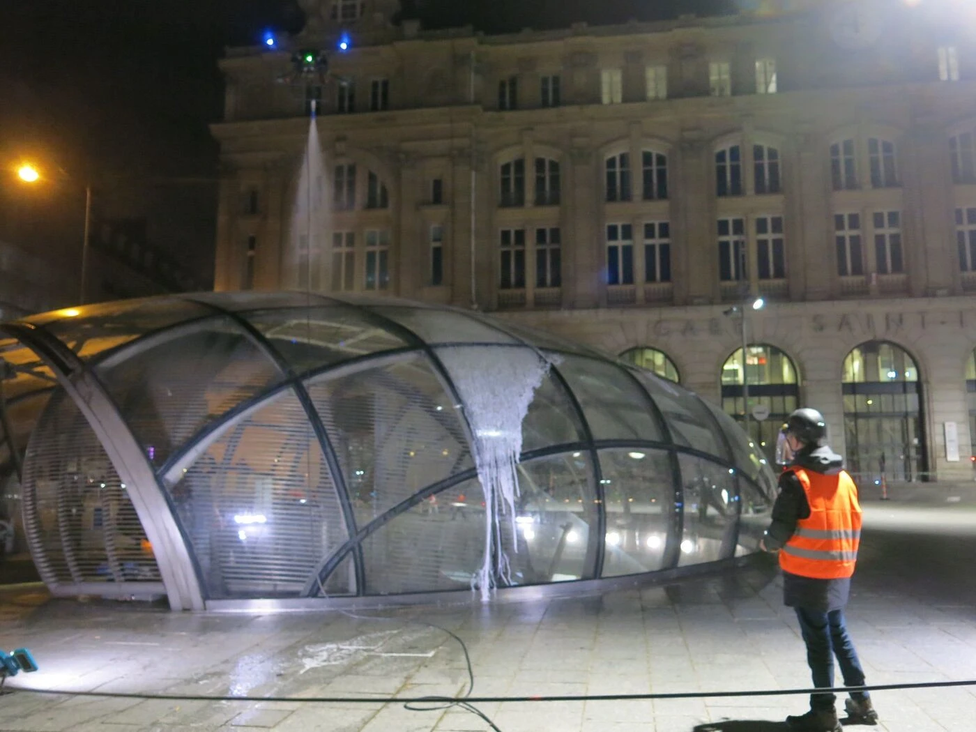 Paris : la RATP teste un « drone nettoyeur » pour doucher la bulle de Saint-Lazare