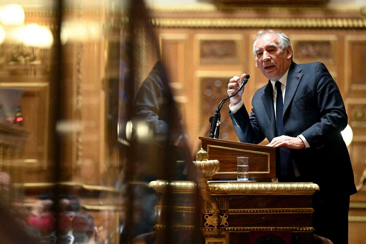 Jours de carence, taxe sur les hauts revenus… François Bayrou donne des gages aux socialistes