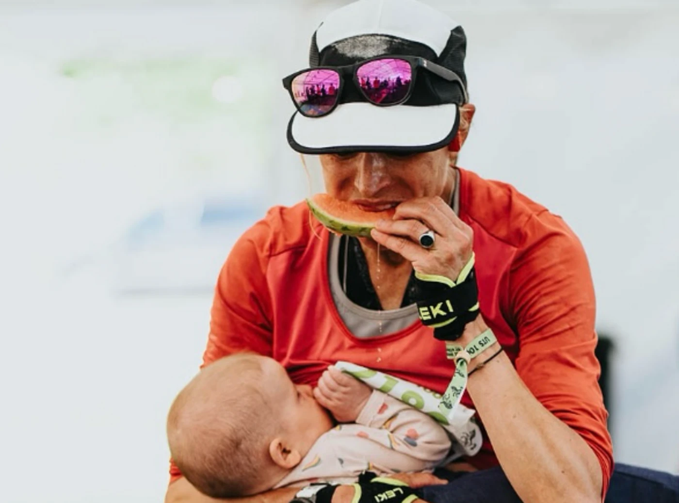Partie 30 minutes après le peloton de tête d’un ultratrail pour allaiter sa fille, elle remporte cette course de 103 km